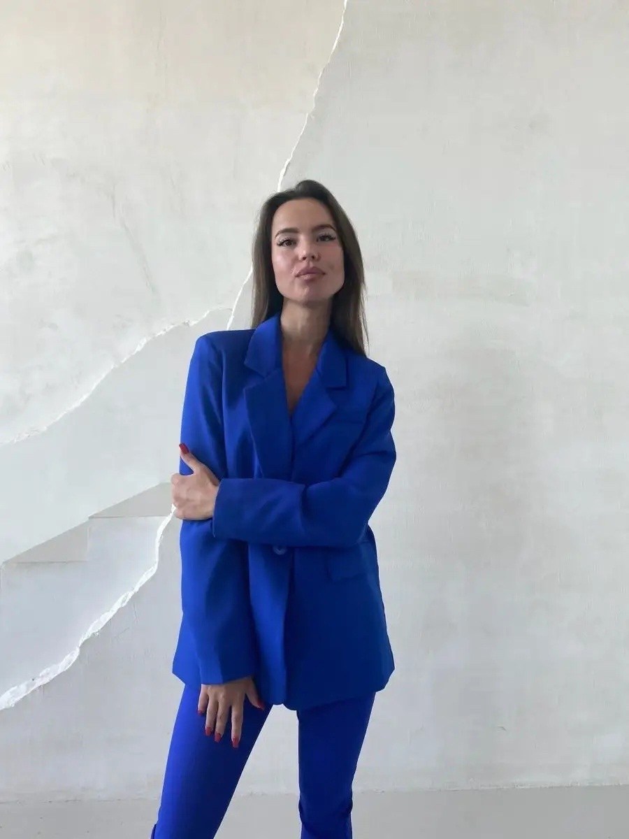 женский брючный костюм ультрамарин,брючный костюм,синий брючный костюм,костюм брючный женский,костюм двойка с приталенным жакетом и прямыми брюками синий