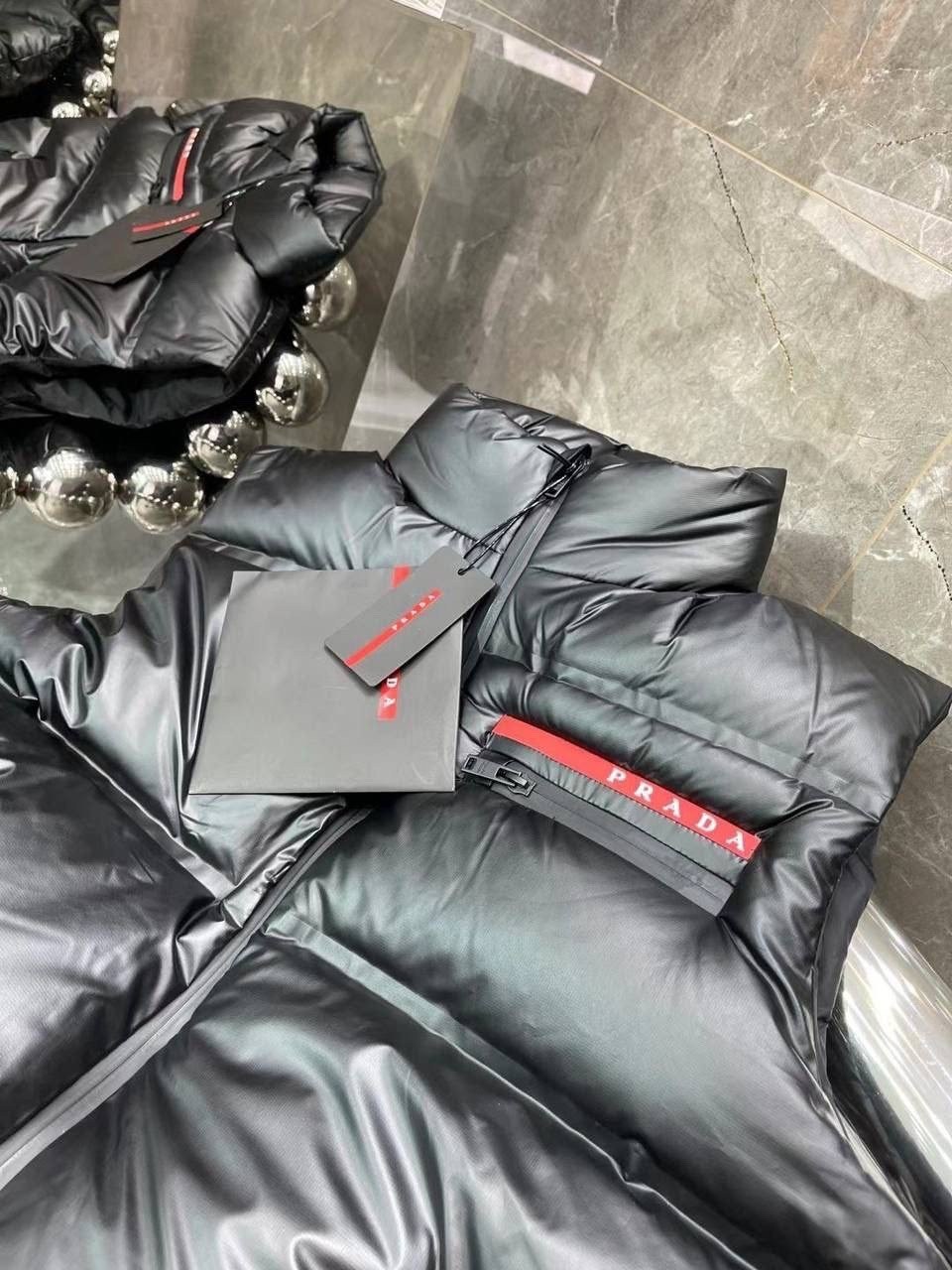 женский короткий ветрозащитный жилет prada на утином пуху,мужской жилет prada,пуховый жилет prada премиум,жилетка prada,пуховый жилет prada