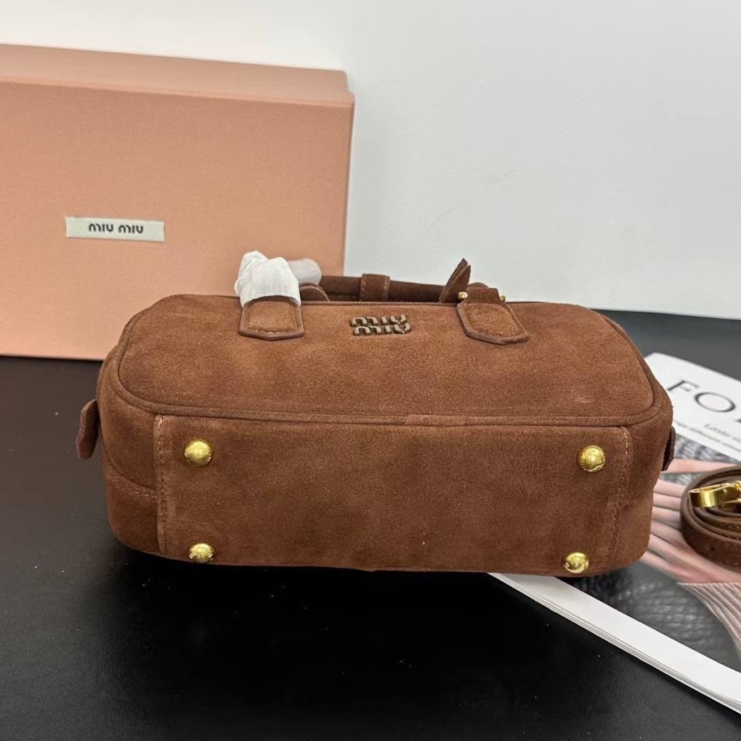 сумка в образе miu miu замша размер 28/14 см,женская замшевая сумка miu miu arcadie коричневая,сумка замшевая,сумка замшевая новая miu miu (28x13 см),сумка miu miu