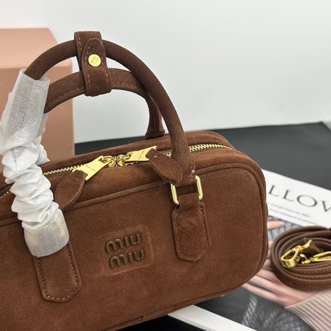 сумка в образе miu miu замша размер 28/14 см,женская замшевая сумка miu miu arcadie коричневая,сумка замшевая,сумка замшевая новая miu miu (28x13 см),сумка miu miu