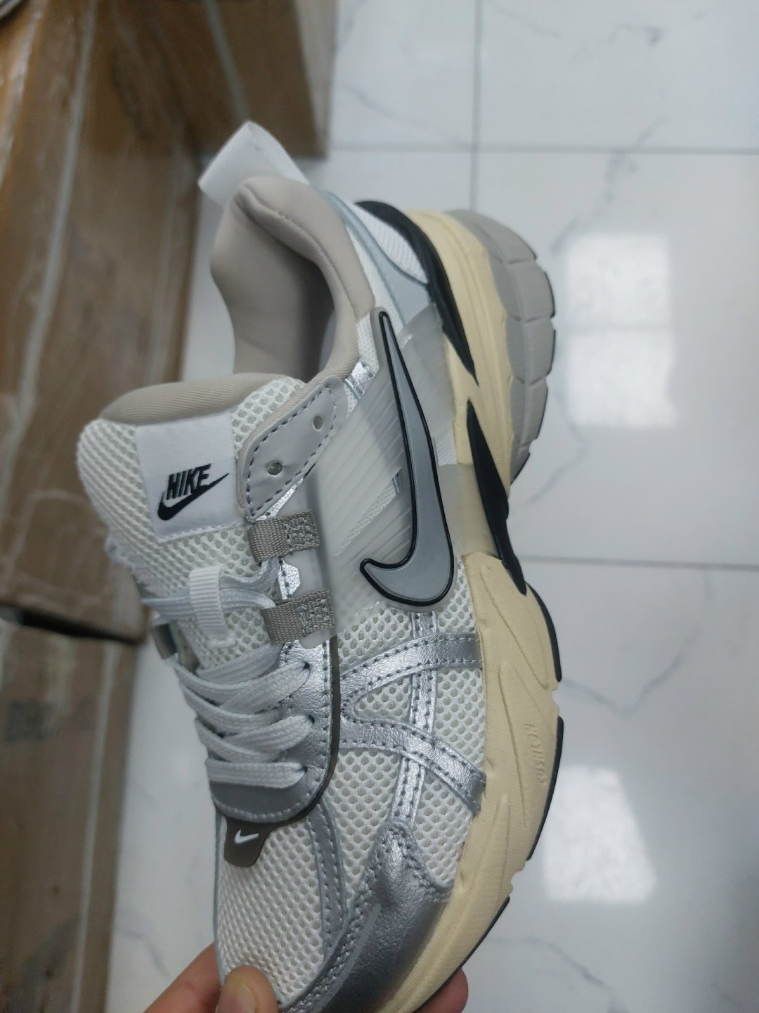 кроссовки nike v2k run,nike кроссовки,кроссовки nike v2k run w серый серебряный,кроссовки nike v2k run "summit white metallic silver" women's,женские кроссовки