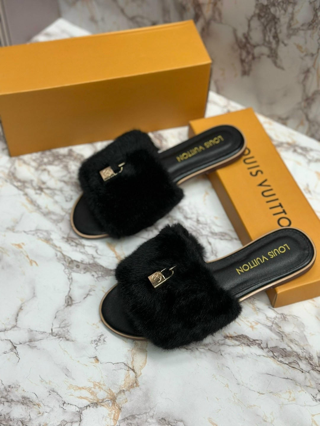 тапки с мехом,шлепки с мехом,тапки меховые,тапочки женские,меховые тапки луи виттон