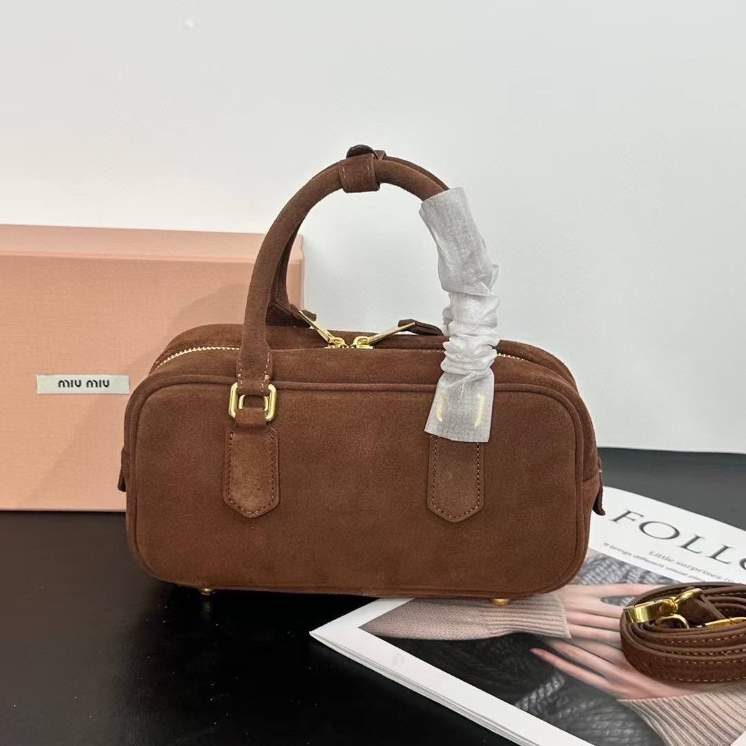 сумка в образе miu miu замша размер 28/14 см,женская замшевая сумка miu miu arcadie коричневая,сумка замшевая,сумка замшевая новая miu miu (28x13 см),сумка miu miu