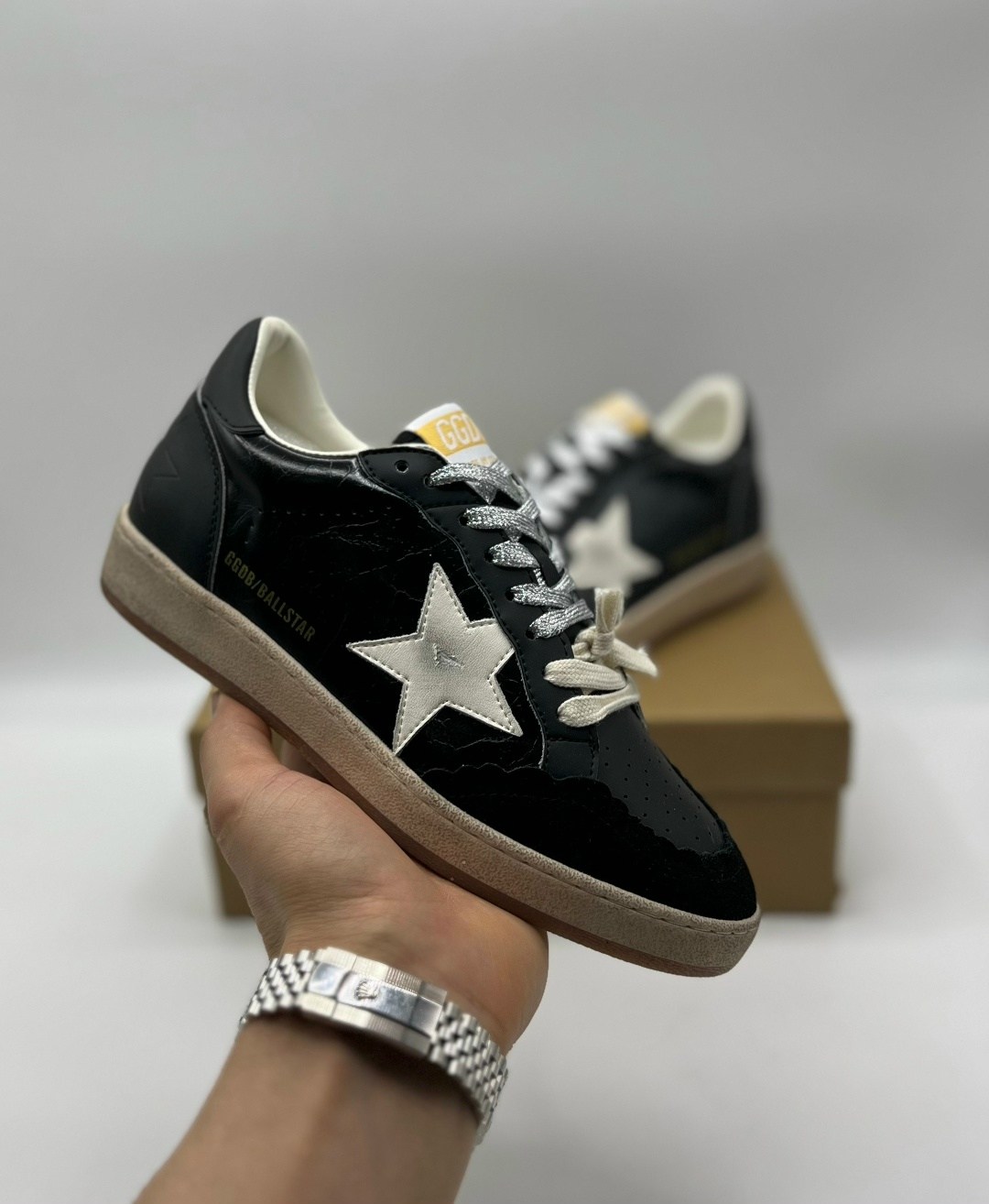 замшевые низкие кеды ballstar с аппликацией в виде звезд golden goose черный,кроссовки ball star черного и белого цвета golden goose,замшевые низкие кеды ballstar с логотипом golden goose черный,замше