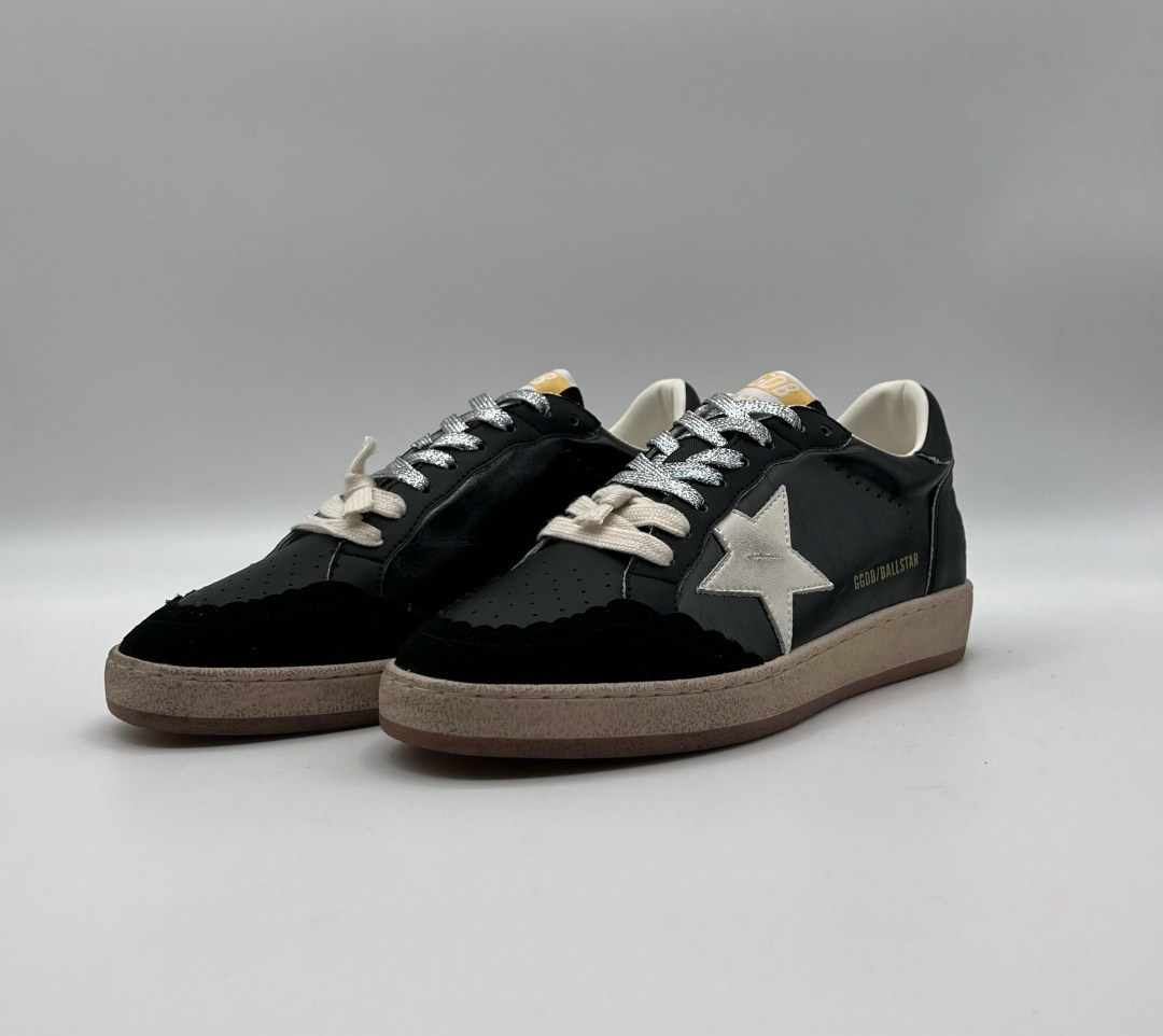 замшевые низкие кеды ballstar с аппликацией в виде звезд golden goose черный,кроссовки ball star черного и белого цвета golden goose,замшевые низкие кеды ballstar с логотипом golden goose черный,замше