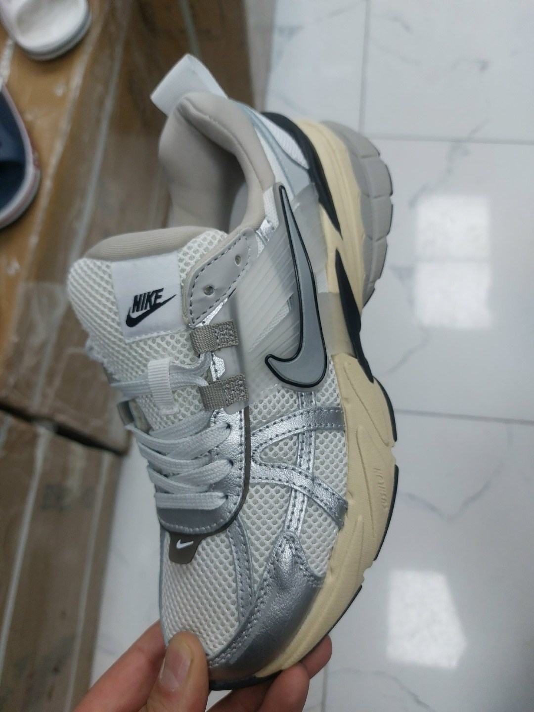 кроссовки nike v2k run,nike кроссовки,кроссовки nike v2k run w серый серебряный,кроссовки nike v2k run "summit white metallic silver" women's,женские кроссовки