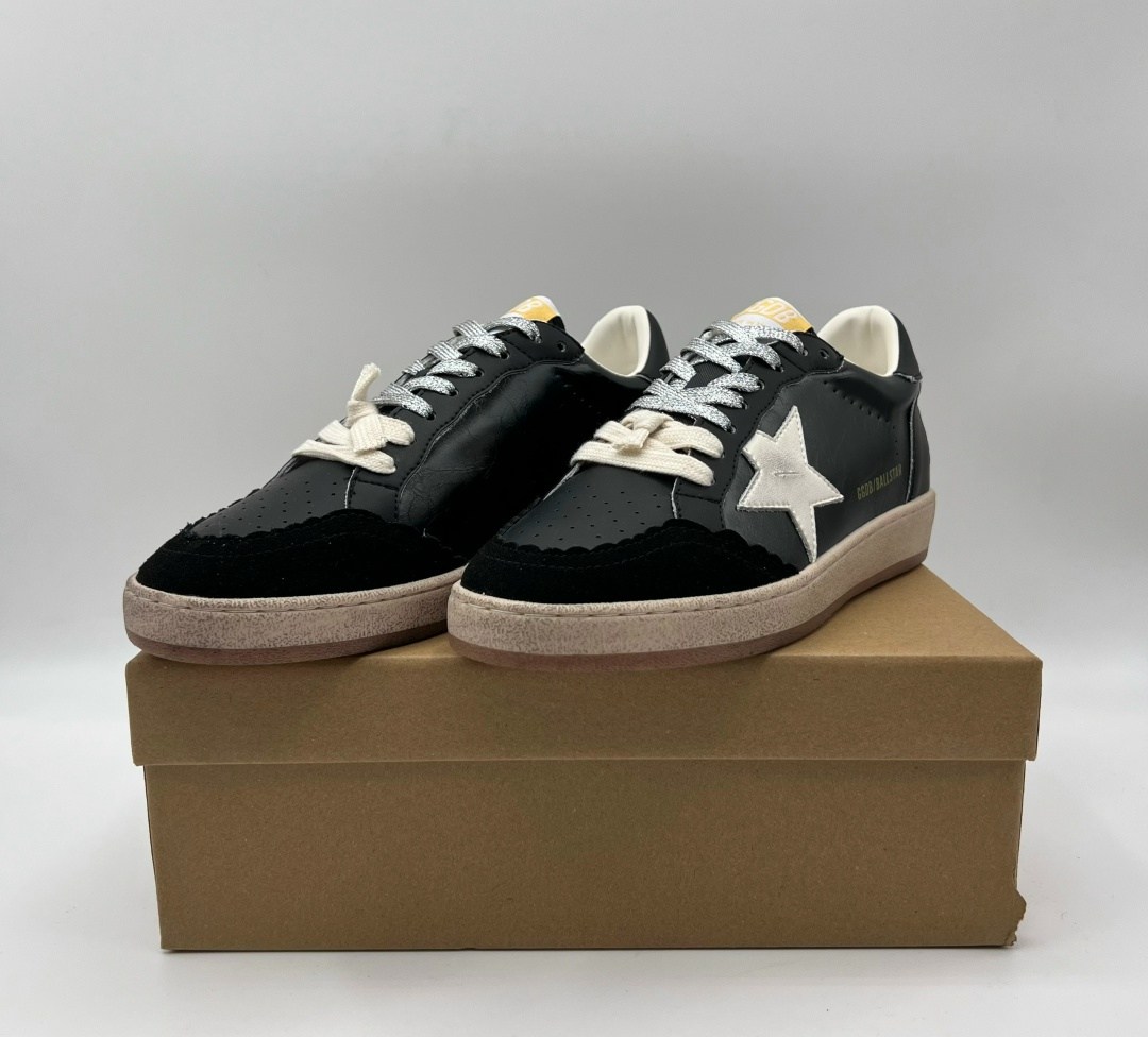 замшевые низкие кеды ballstar с аппликацией в виде звезд golden goose черный,кроссовки ball star черного и белого цвета golden goose,замшевые низкие кеды ballstar с логотипом golden goose черный,замше
