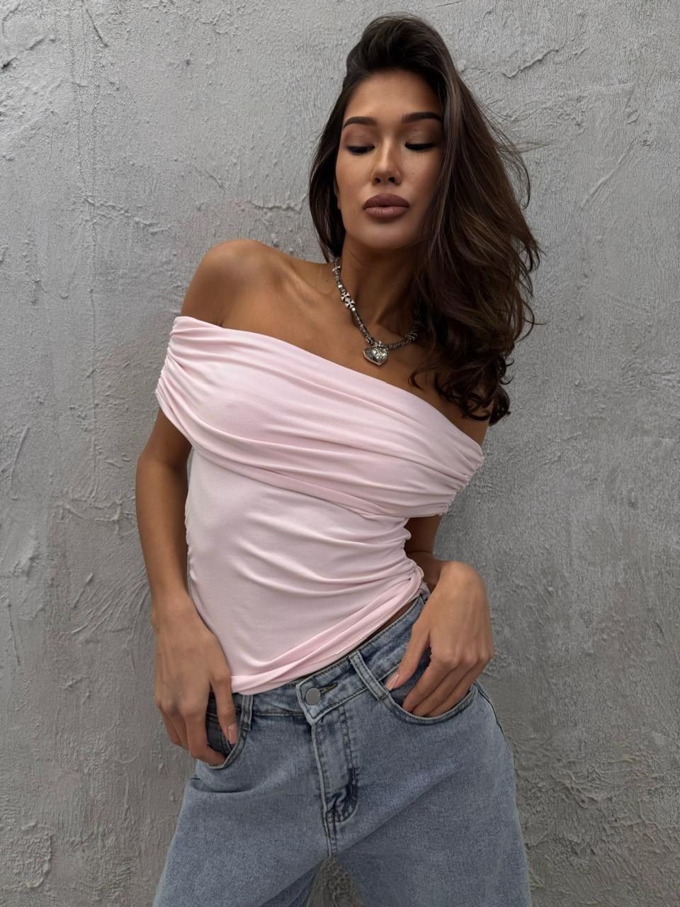 топ на одно плечо с драпировкой insula the label,топ с открытыми плечами,открытые плечи,женские топы,кофта с открытыми плечами