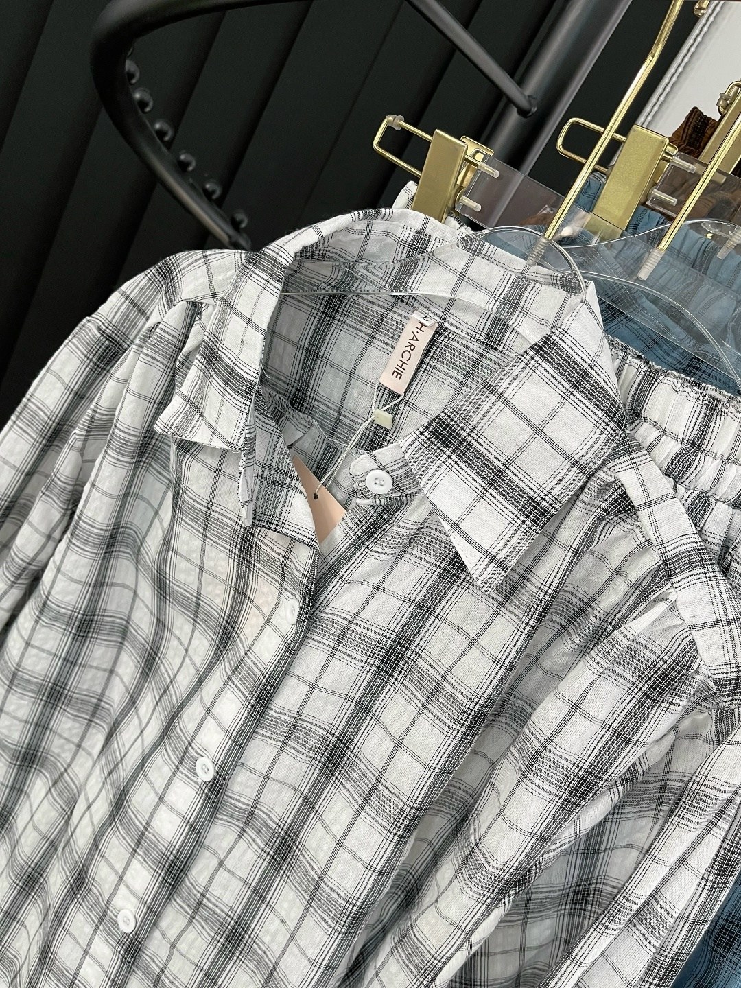 костюм с короткой юбкой и рубашкой в клетку,костюм в клетку с юбкой,костюм рубашка с юбкой,костюм в клетку,стильные костюмы