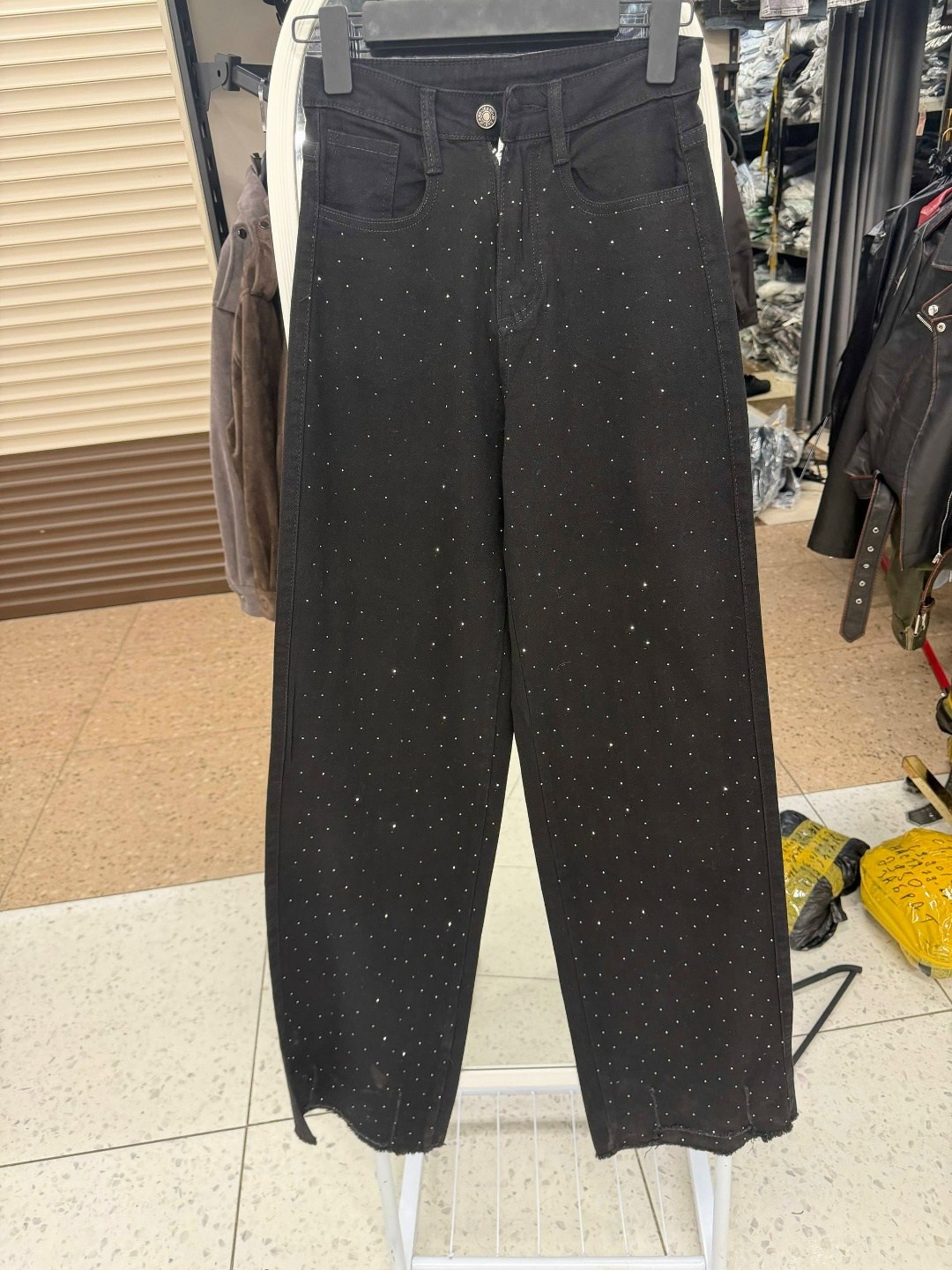 джинсы со стразами,женские джинсы со стразами,американские черные джинсы со стразами,джинсы mango со стразами,джинсы со стразами и блестками
