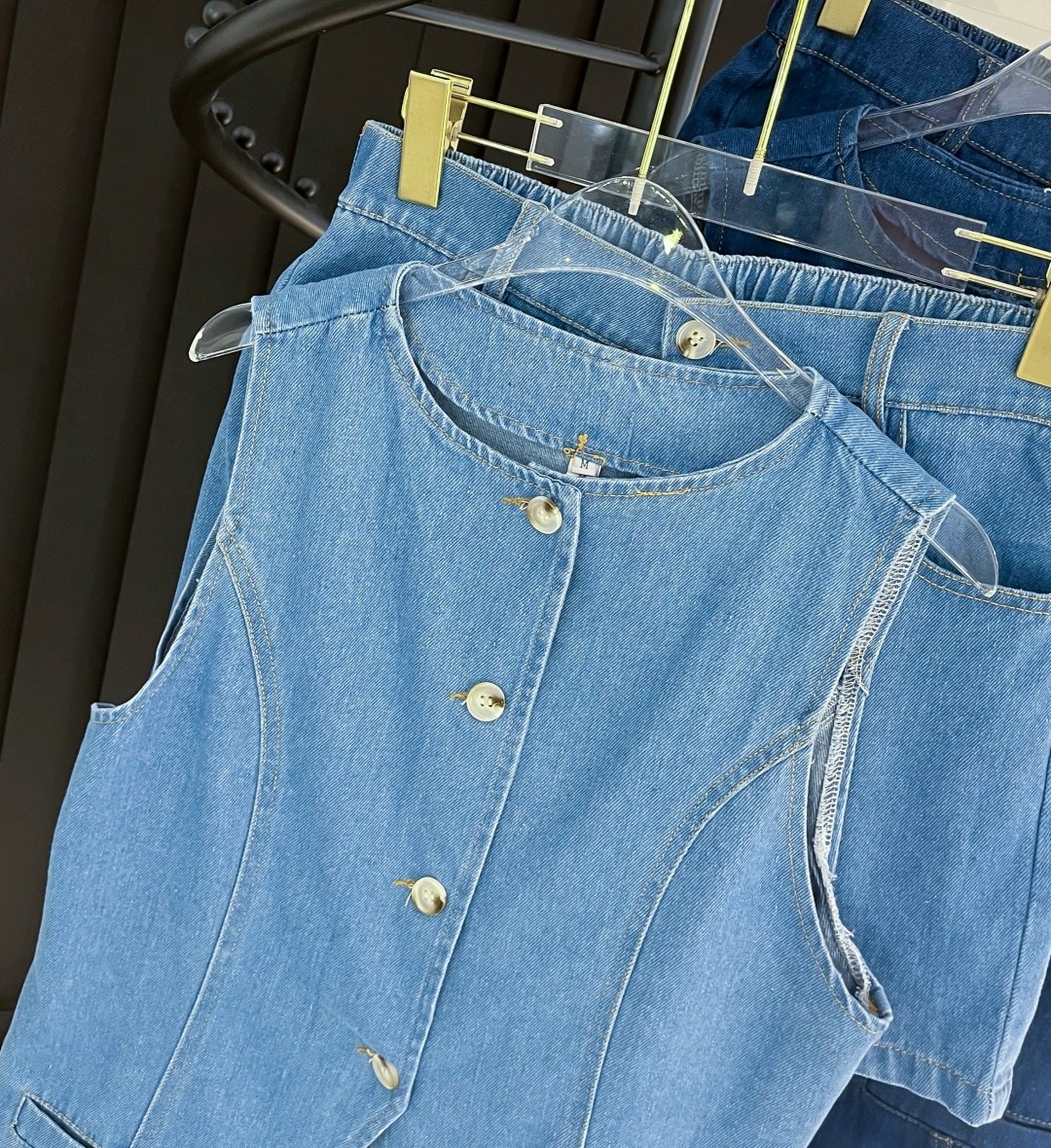 жилет джинсовый,костюм джинсовый,женский джинсовый костюм,жилет джинсовый женский,джинсовая мода