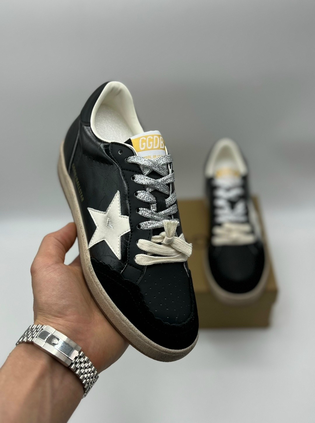 замшевые низкие кеды ballstar с аппликацией в виде звезд golden goose черный,кроссовки ball star черного и белого цвета golden goose,замшевые низкие кеды ballstar с логотипом golden goose черный,замше