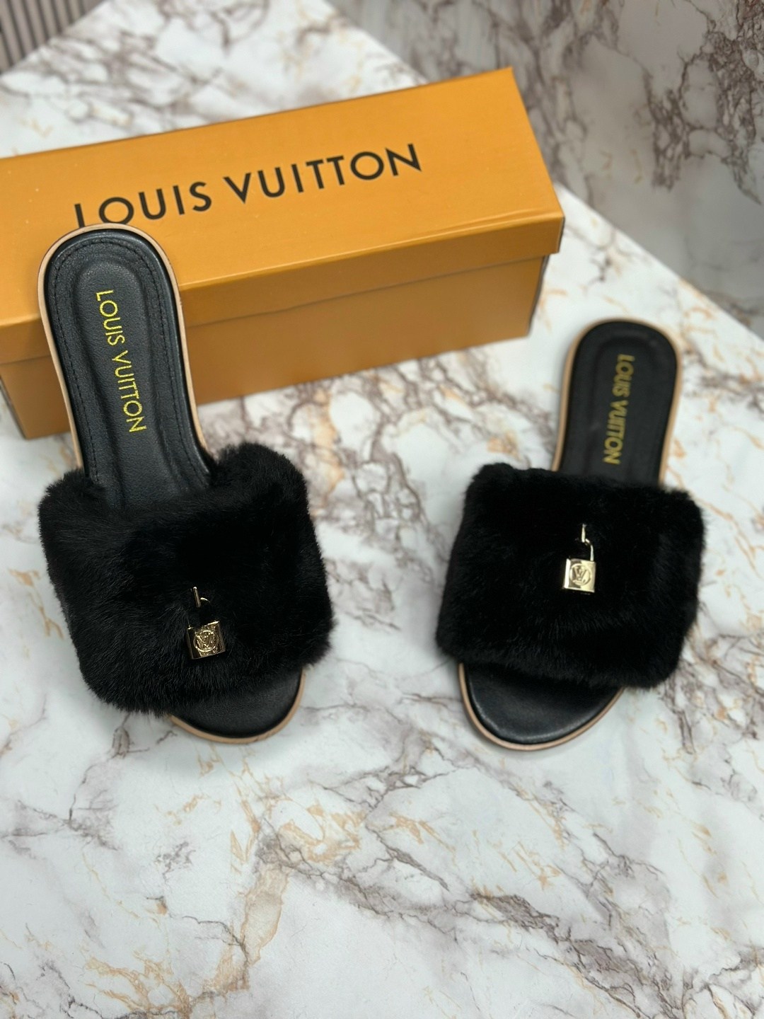 тапки с мехом,шлепки с мехом,тапки меховые,тапочки женские,меховые тапки луи виттон