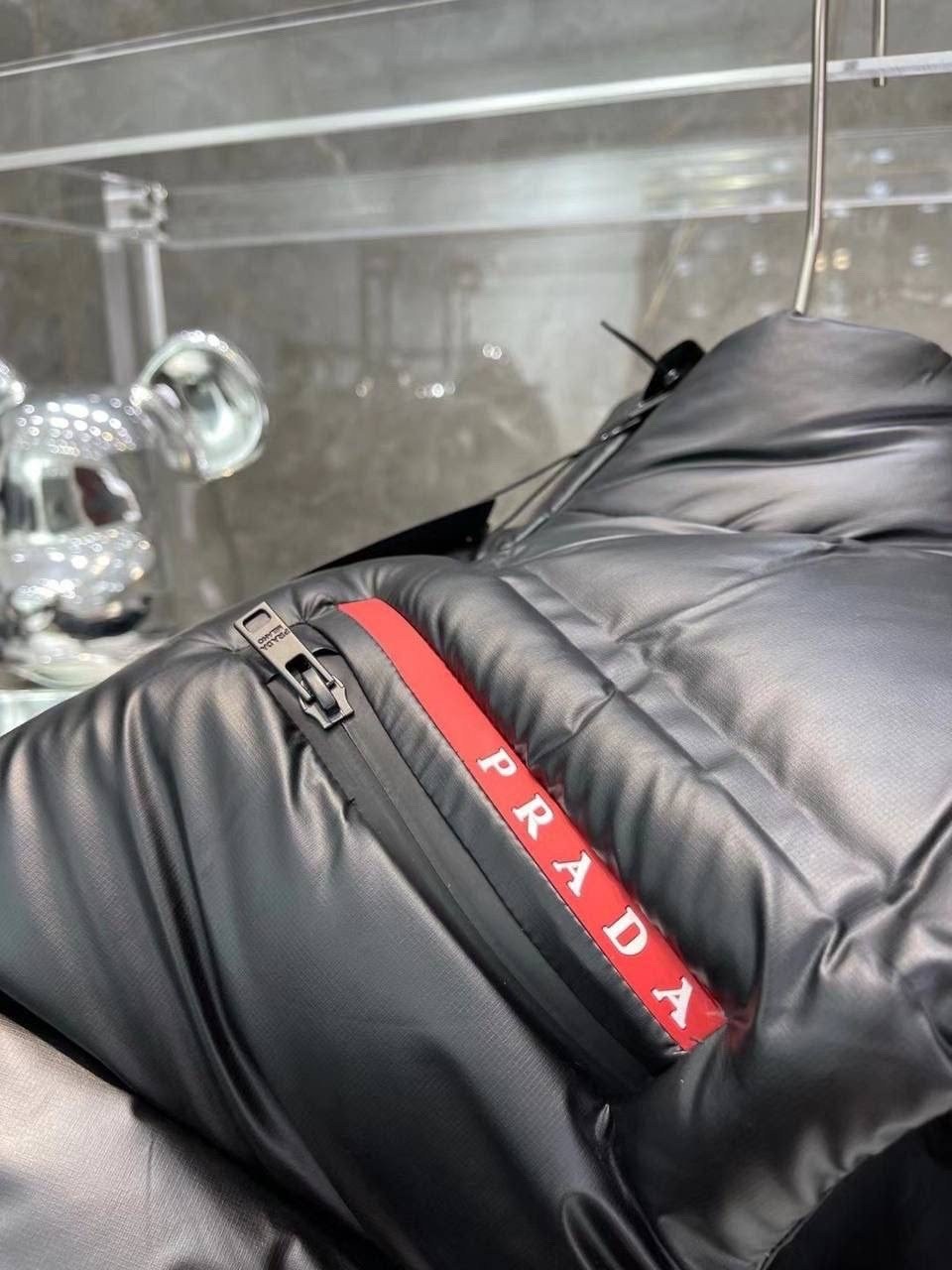 женский короткий ветрозащитный жилет prada на утином пуху,мужской жилет prada,пуховый жилет prada премиум,жилетка prada,пуховый жилет prada