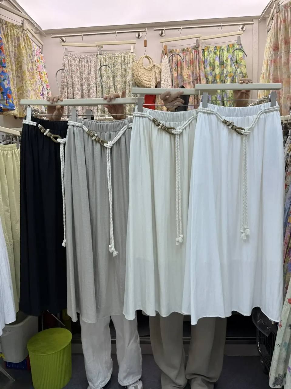 вешалка для одежды,, на вешалке,базовая одежда,джинсы брюки