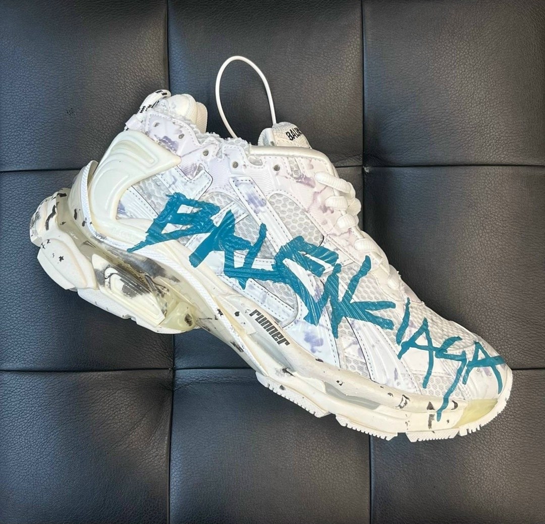 кроссовки balenciaga runner sneaker 'graffiti - white black',кроссовки runner balenciaga,balenciaga кроссовки runner graffiti белый,кроссовки balenciaga,кроссовки runner из кожи с граффити balenciaga
