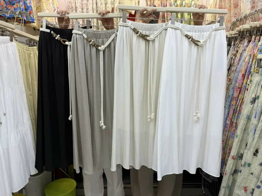 вешалка для одежды,, на вешалке,базовая одежда,джинсы брюки