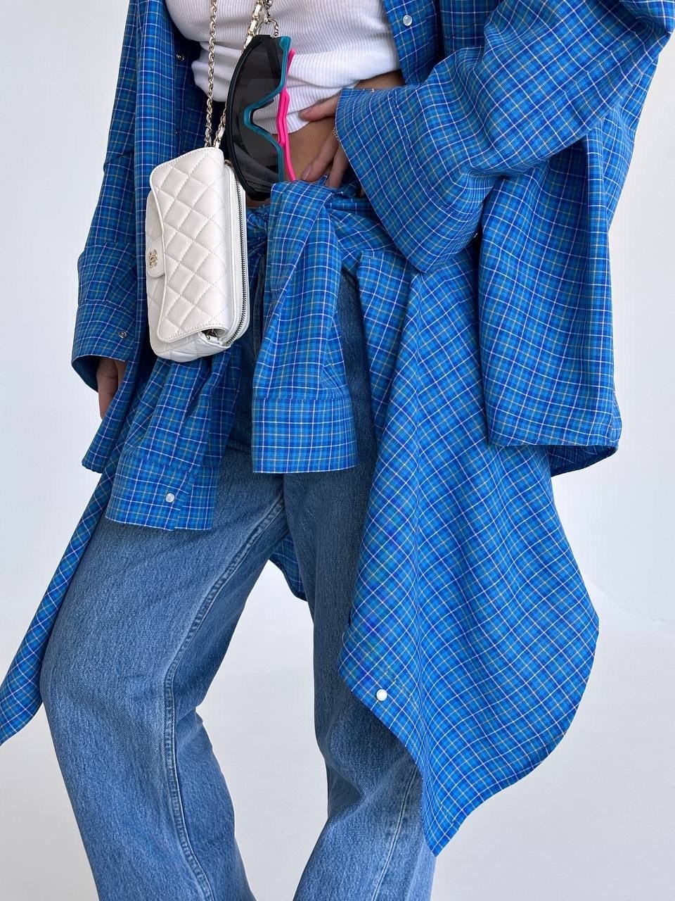 модный стиль,рубашка оверсайз из рубашечной ткани в красно-белую клетку,рубашка оверсайз в клетку,рубашка в клетку женская,рубашка оверсайз красно-белая клетка