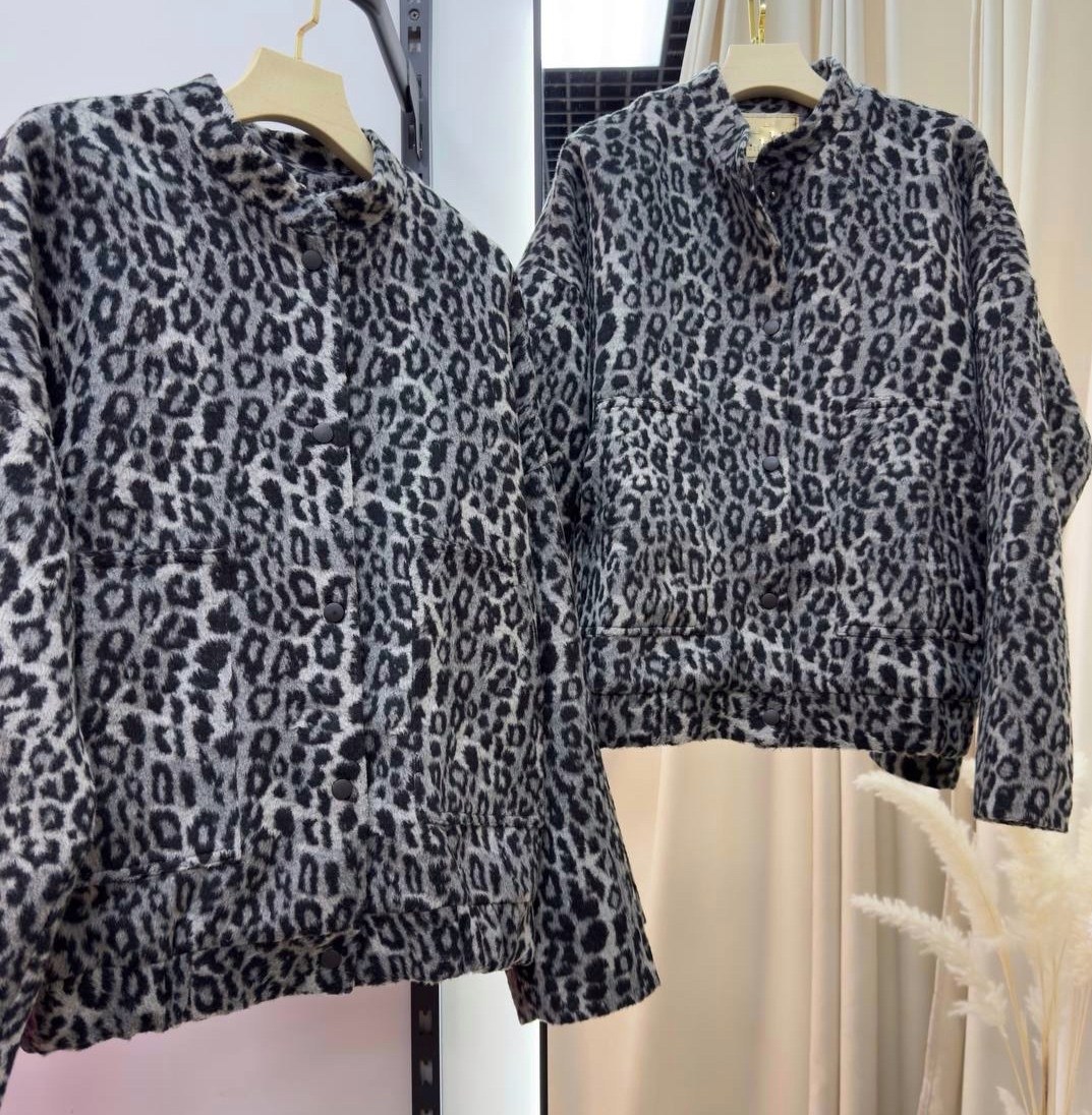 рубашка джинсовая оверсайз с леопардовым принтом missnatavi,куртка бомбер,женская куртка бомбер,модная женская куртка,куртка леопардовая