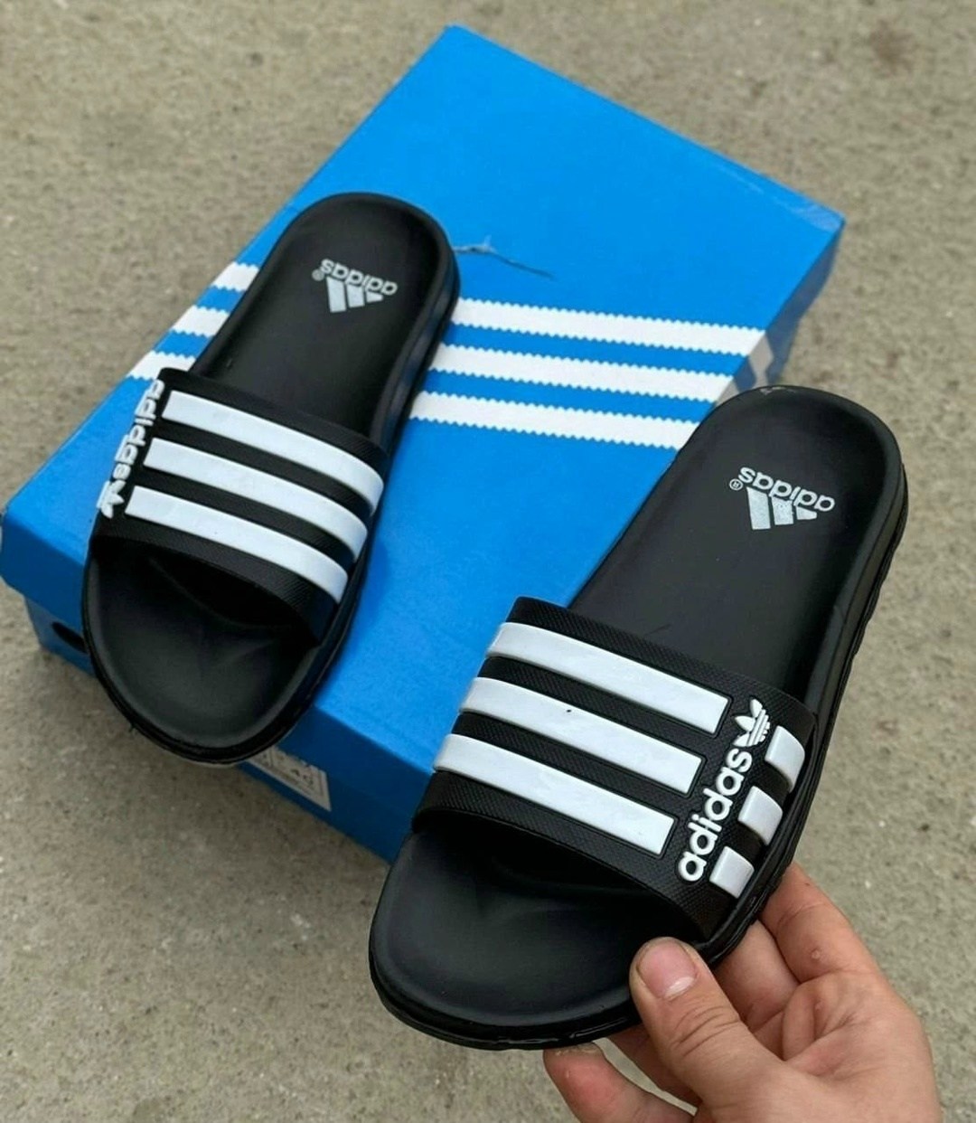шлепки адидас,шлепки адидас изи,шлепки adidas,шлепанцы adidas adilette comfort,шлепки мужские