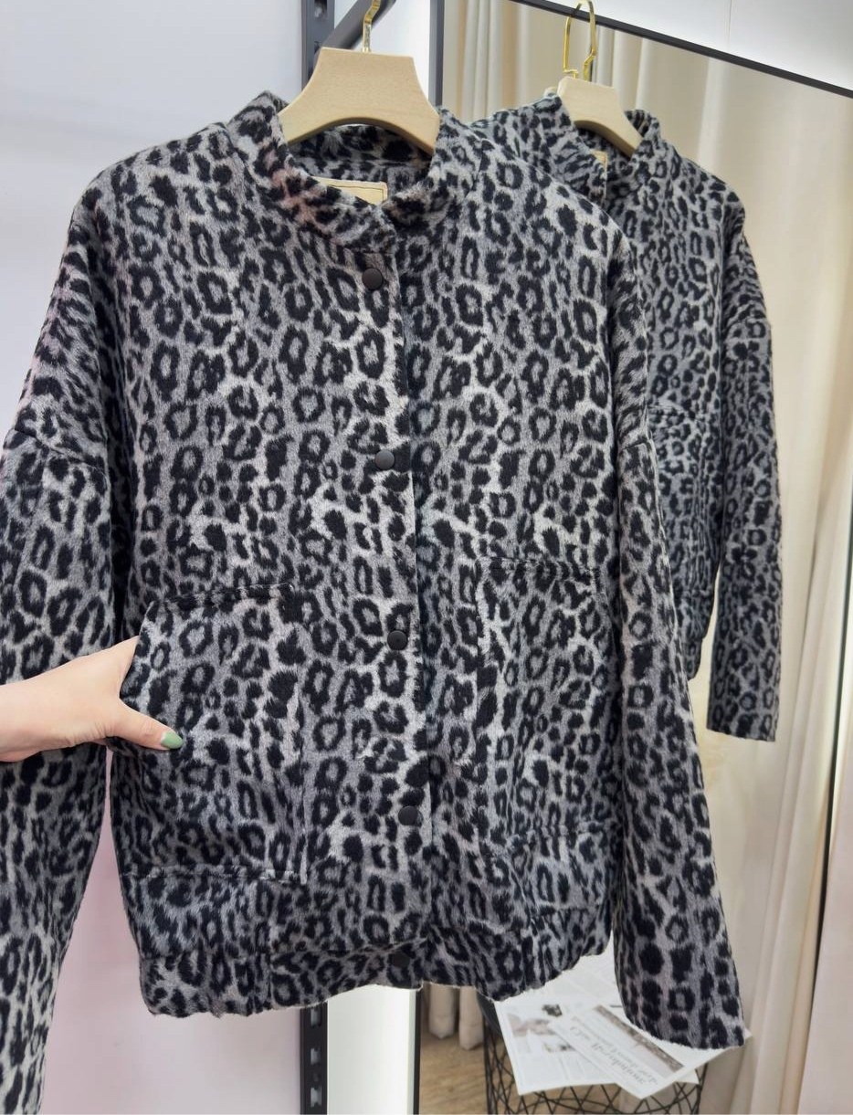 рубашка джинсовая оверсайз с леопардовым принтом missnatavi,куртка бомбер,женская куртка бомбер,модная женская куртка,куртка леопардовая