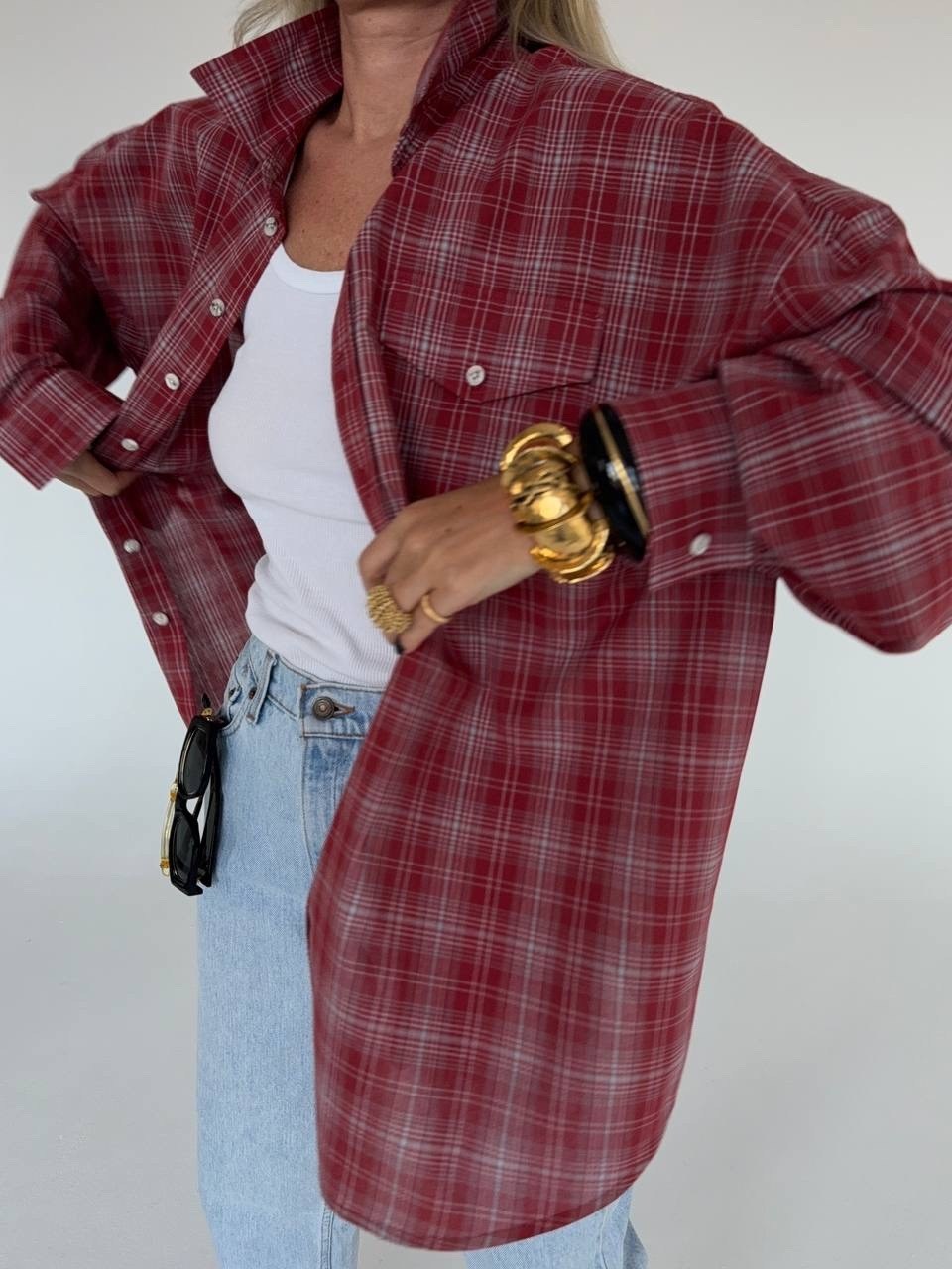 модный стиль,рубашка оверсайз из рубашечной ткани в красно-белую клетку,рубашка оверсайз в клетку,рубашка в клетку женская,рубашка оверсайз красно-белая клетка