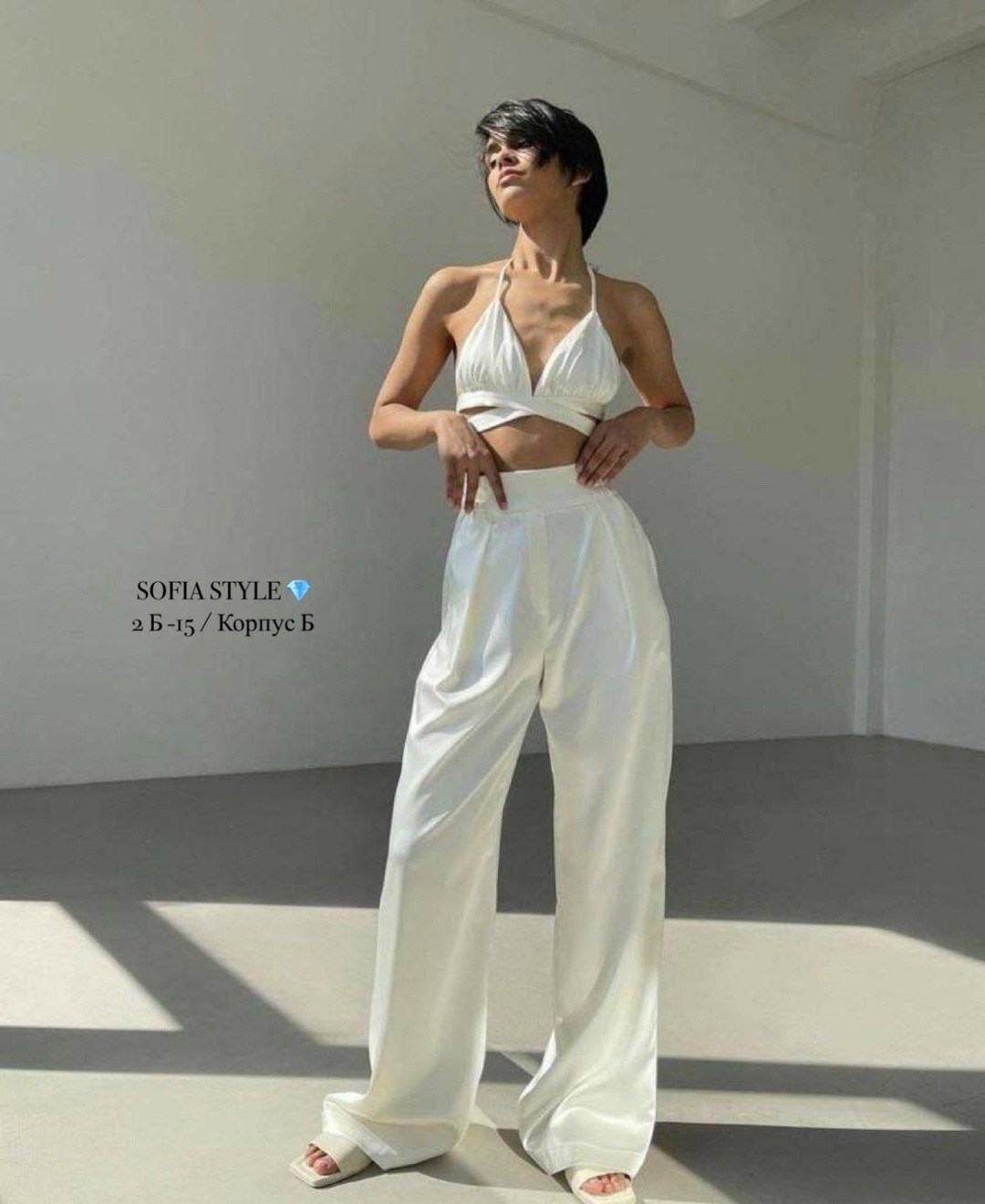 брюки широкие атласные trendyol с деталью, бежевый,брюки модные,широкие брюки,атласный костюм,брюки палаццо