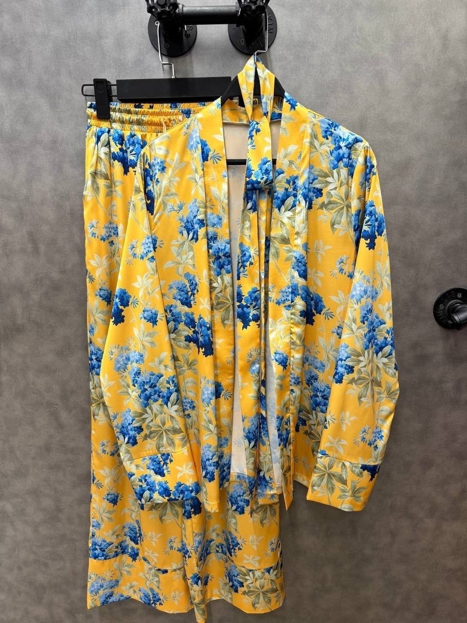 брючный костюм,шелковый костюм,брючный костюм в пижамном стиле,костюм в пижамном стиле,костюм брючный атласный