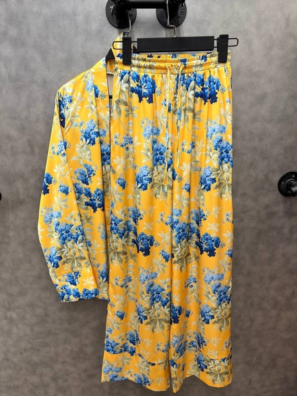 брючный костюм,шелковый костюм,брючный костюм в пижамном стиле,костюм в пижамном стиле,костюм брючный атласный