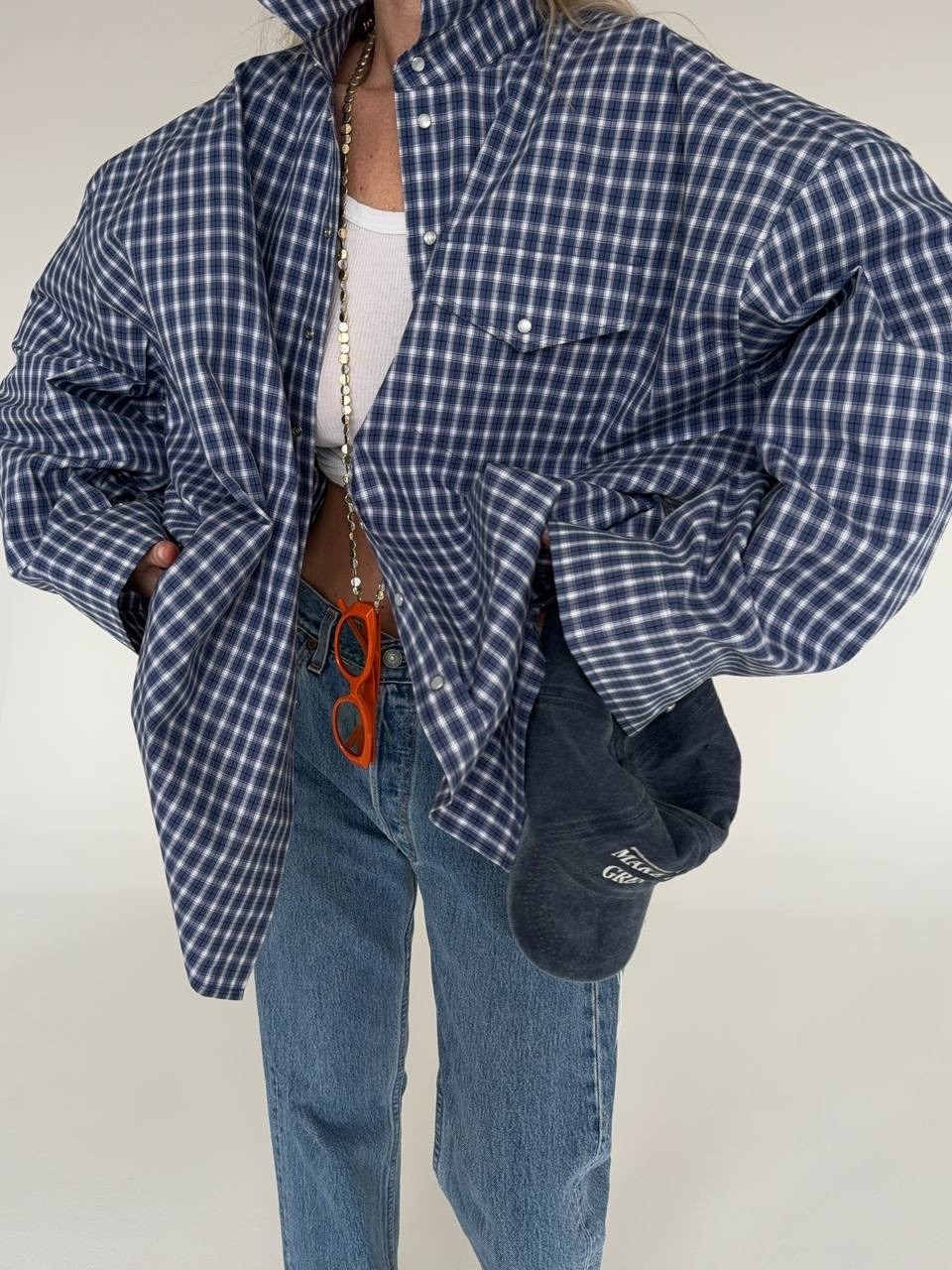 модный стиль,рубашка оверсайз из рубашечной ткани в красно-белую клетку,рубашка оверсайз в клетку,рубашка в клетку женская,рубашка оверсайз красно-белая клетка