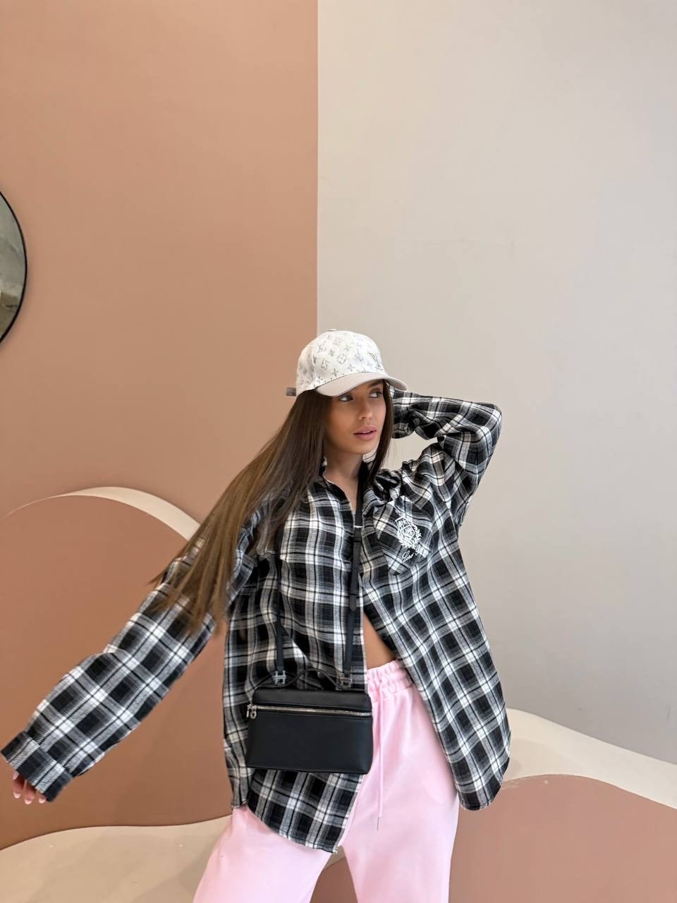 рубашка клетчатая черная oversize gup,рубашка в клетку женская,рубашка женская,рубашка женская в клетку с отложным воротником,женская рубашка в клетку оверсайз