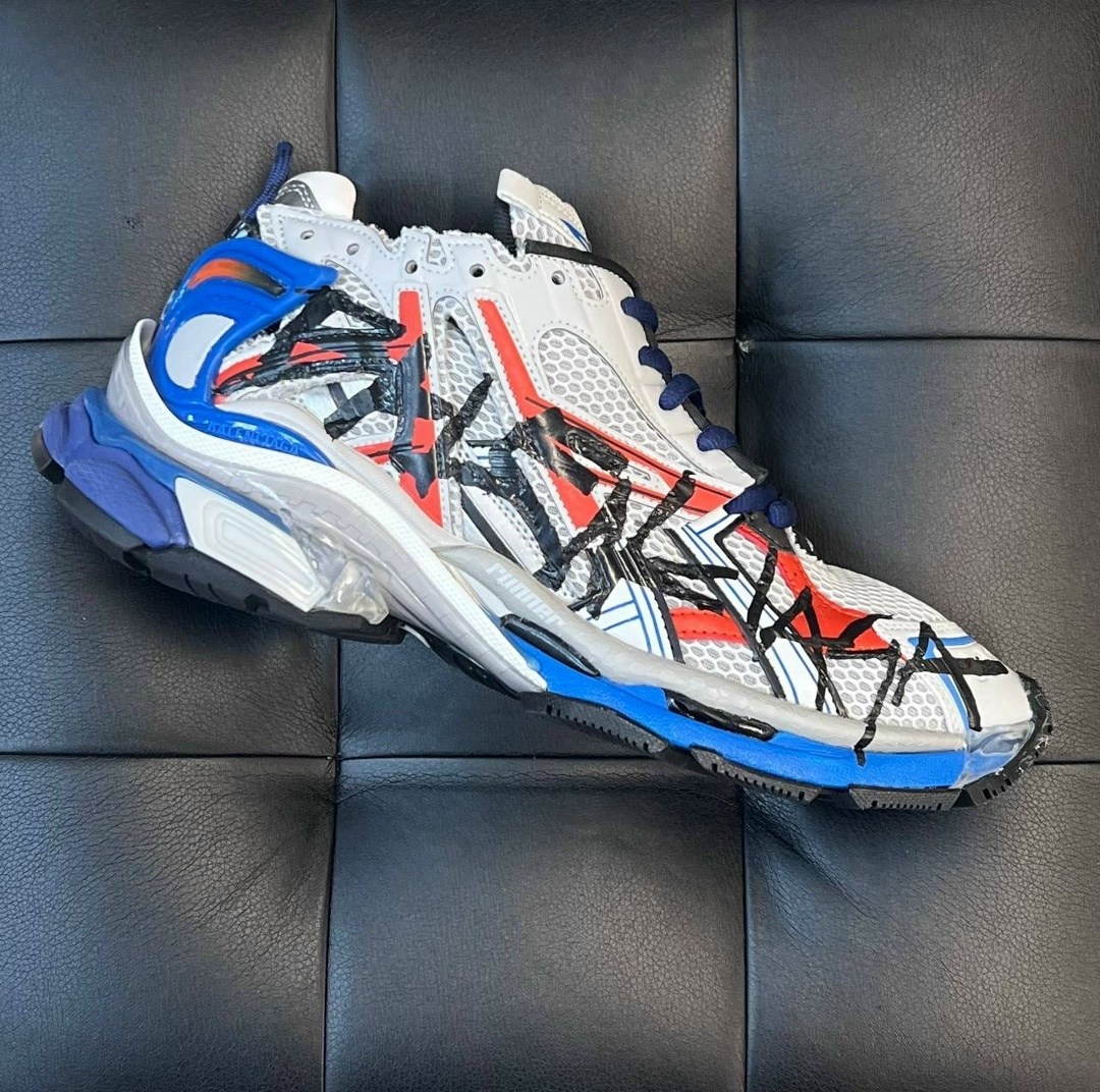 кроссовки balenciaga runner sneaker 'graffiti - white black',кроссовки runner balenciaga,balenciaga кроссовки runner graffiti белый,кроссовки balenciaga,кроссовки runner из кожи с граффити balenciaga