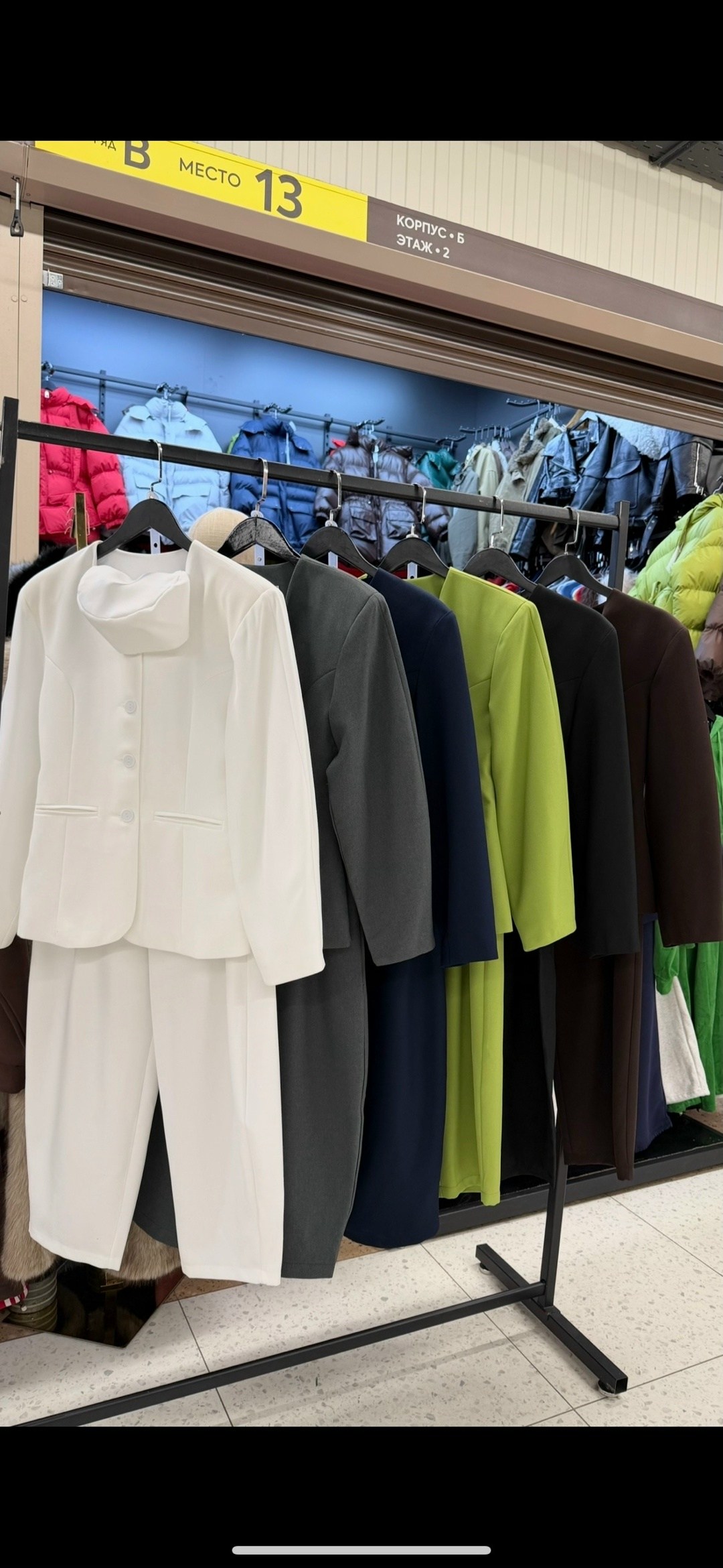 женский брючный костюм,женские костюмы,костюм деловой женский,зеленый костюм