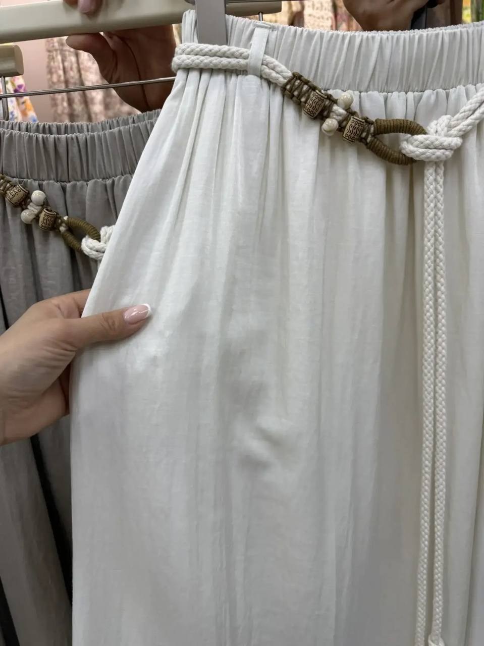 вешалка для одежды,, на вешалке,базовая одежда,джинсы брюки