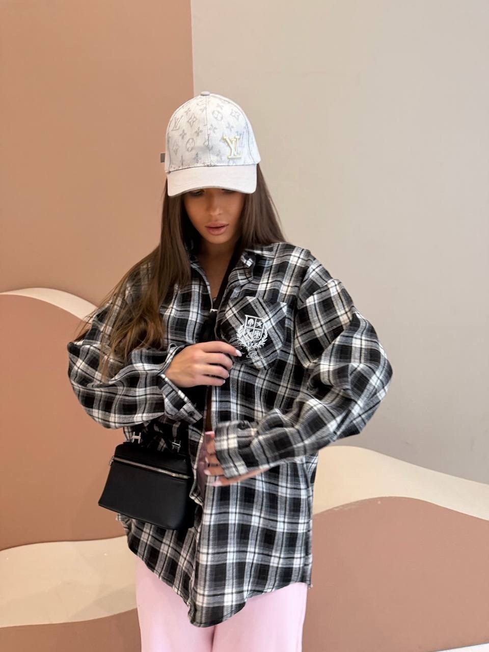 рубашка клетчатая черная oversize gup,рубашка в клетку женская,рубашка женская,рубашка женская в клетку с отложным воротником,женская рубашка в клетку оверсайз