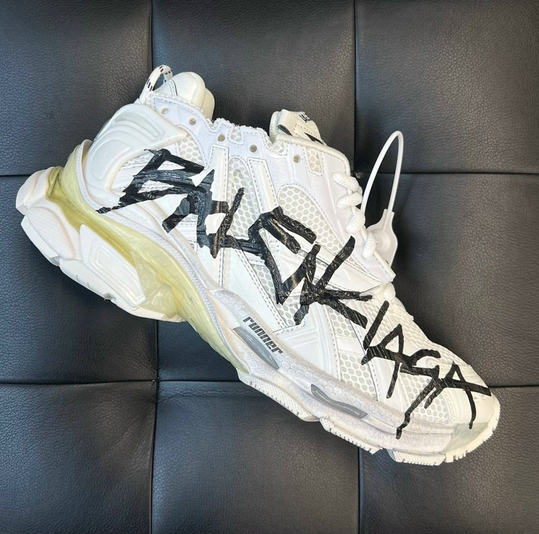 кроссовки balenciaga runner sneaker 'graffiti - white black',кроссовки runner balenciaga,balenciaga кроссовки runner graffiti белый,кроссовки balenciaga,кроссовки runner из кожи с граффити balenciaga