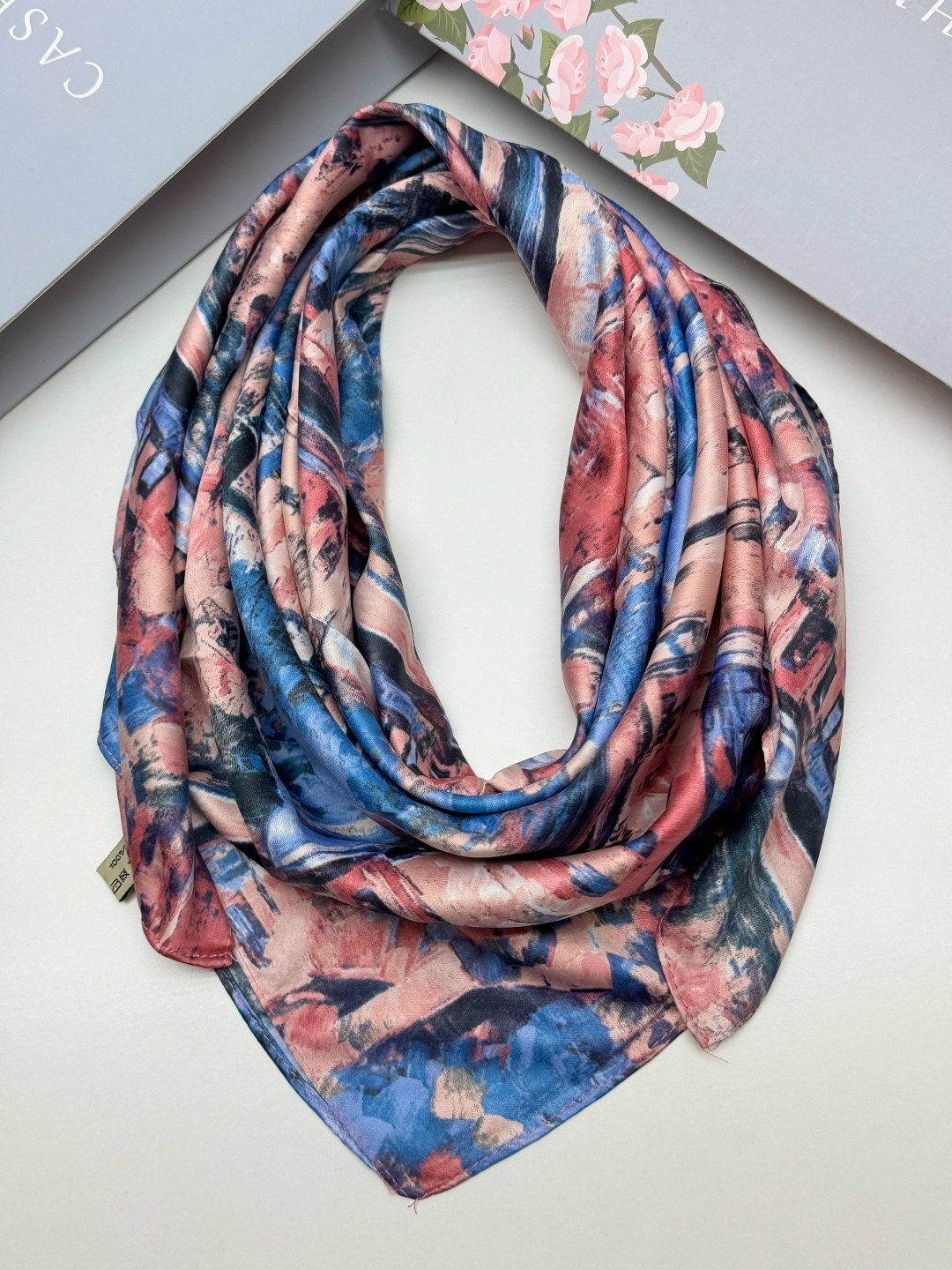 платки шелковые,платок женский шелковый,платки и шарфы,платки женские,атласный платок