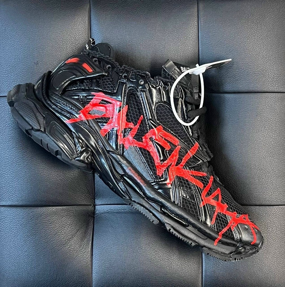 кроссовки balenciaga runner sneaker 'graffiti - white black',кроссовки runner balenciaga,balenciaga кроссовки runner graffiti белый,кроссовки balenciaga,кроссовки runner из кожи с граффити balenciaga