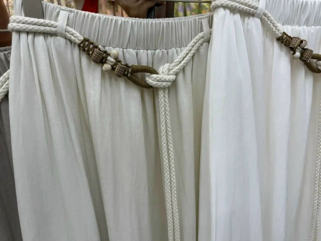 вешалка для одежды,, на вешалке,базовая одежда,джинсы брюки