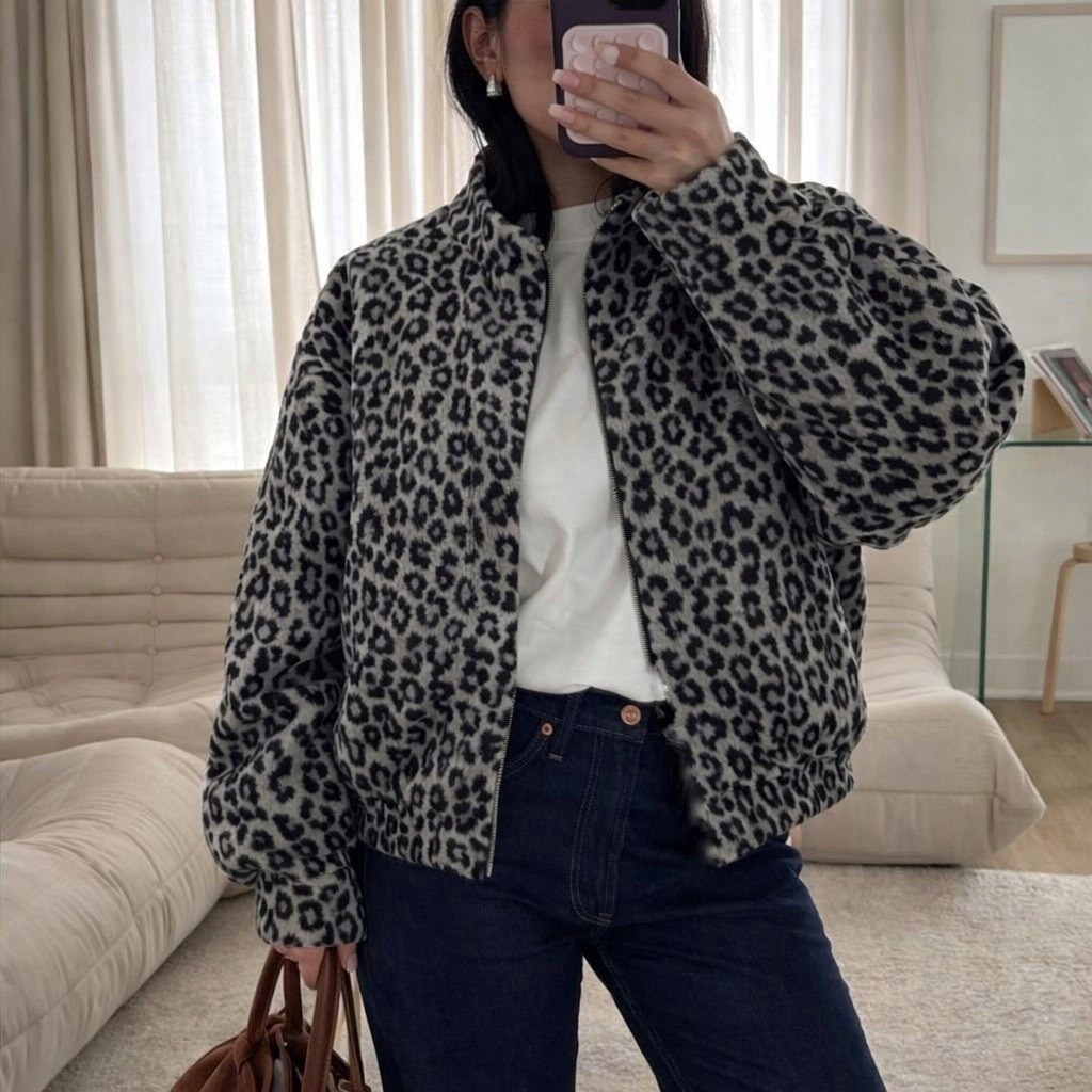 рубашка джинсовая оверсайз с леопардовым принтом missnatavi,куртка бомбер,женская куртка бомбер,модная женская куртка,куртка леопардовая