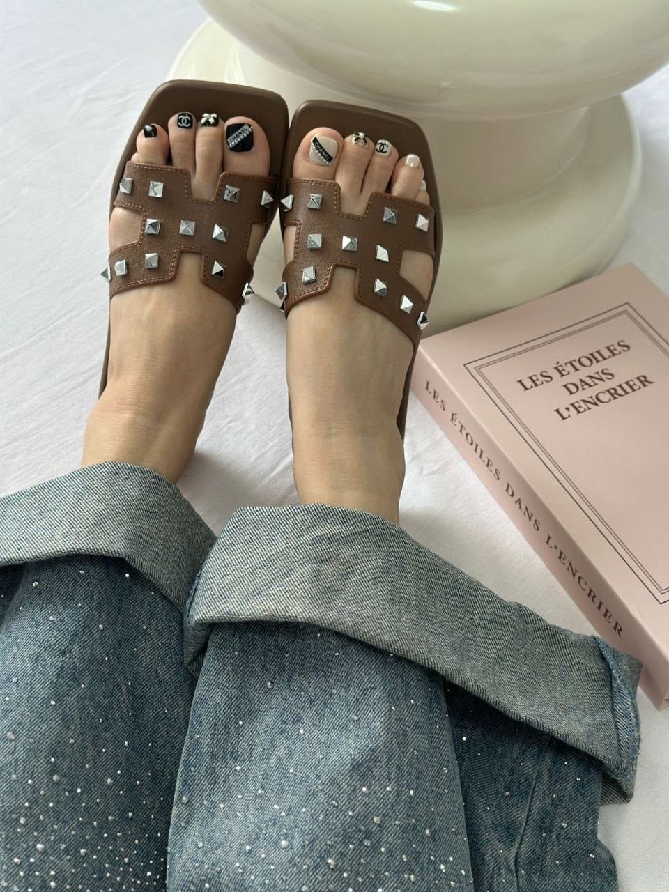 женские шлепанцы,,шлепки женские модные,модные шлепанцы,сандалии модные