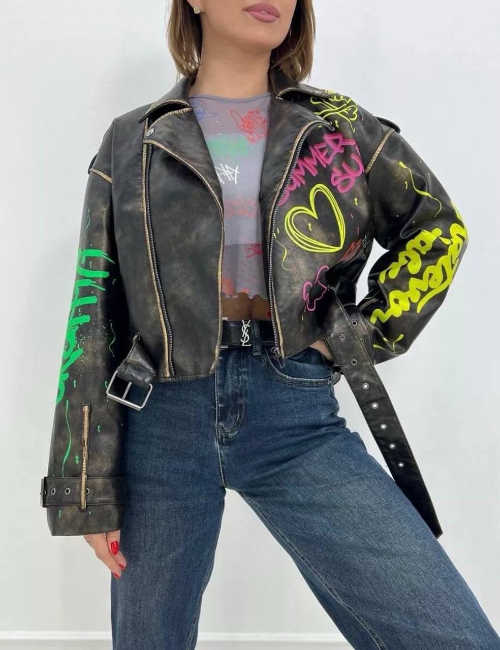 куртка косуха женская,женская косуха,косуха кожаная куртка оверсайз burhon style,косуха кожаная куртка весенняя,косуха укороченная с граффити marta & matteo