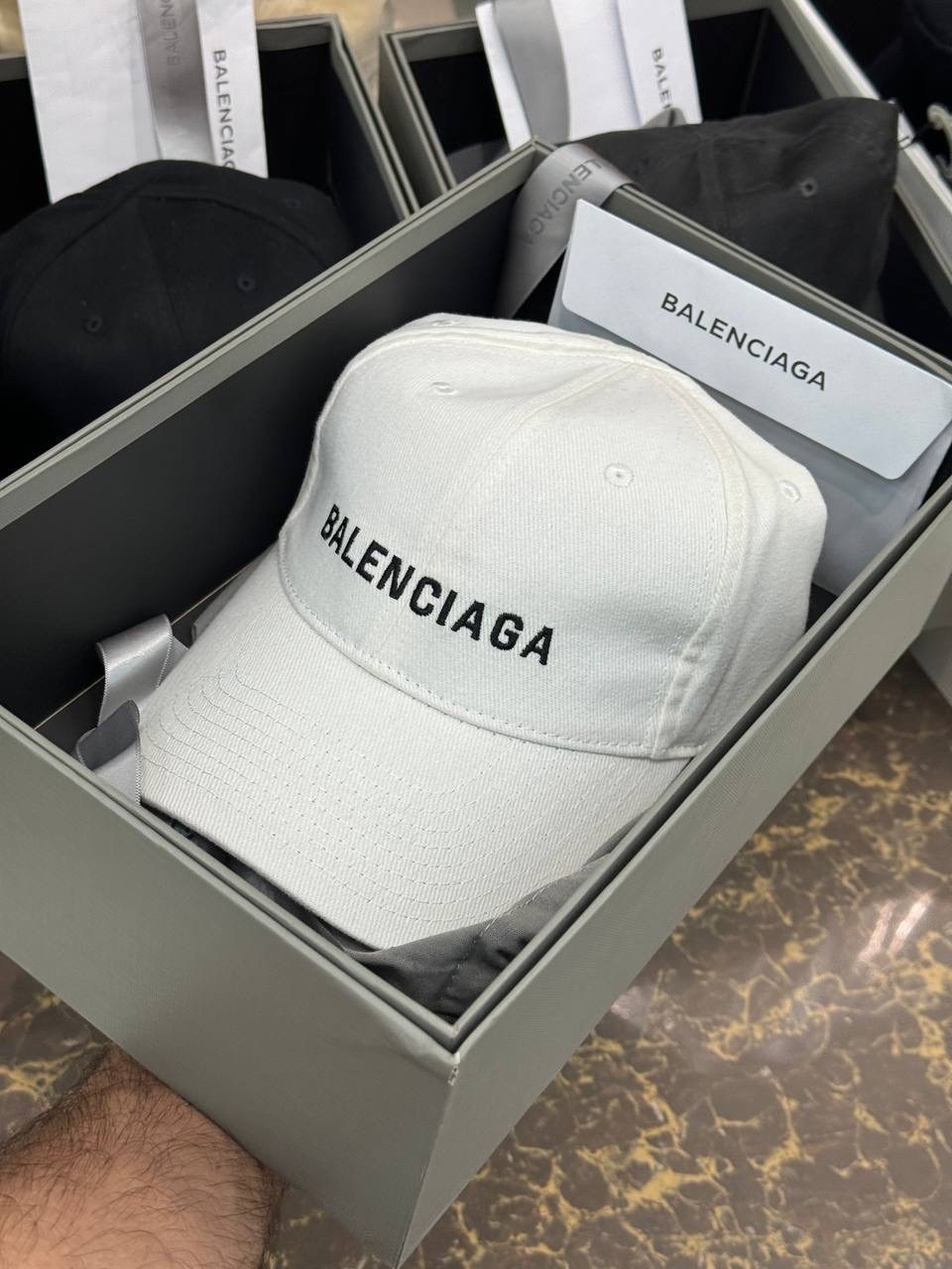 белая кепка баленсиага,бейсболка balenciaga,бейсболка баленсиага мужская,кепка balenciaga,баленсиага кепка