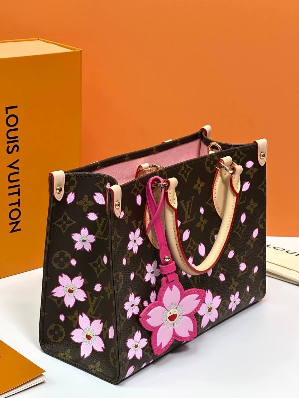 сумка женская louis vuitton,cумка louis vuitton,сумки луи виттон,сумка louis vuitton 25-20см реплика,сумка луи виттон с сакурой