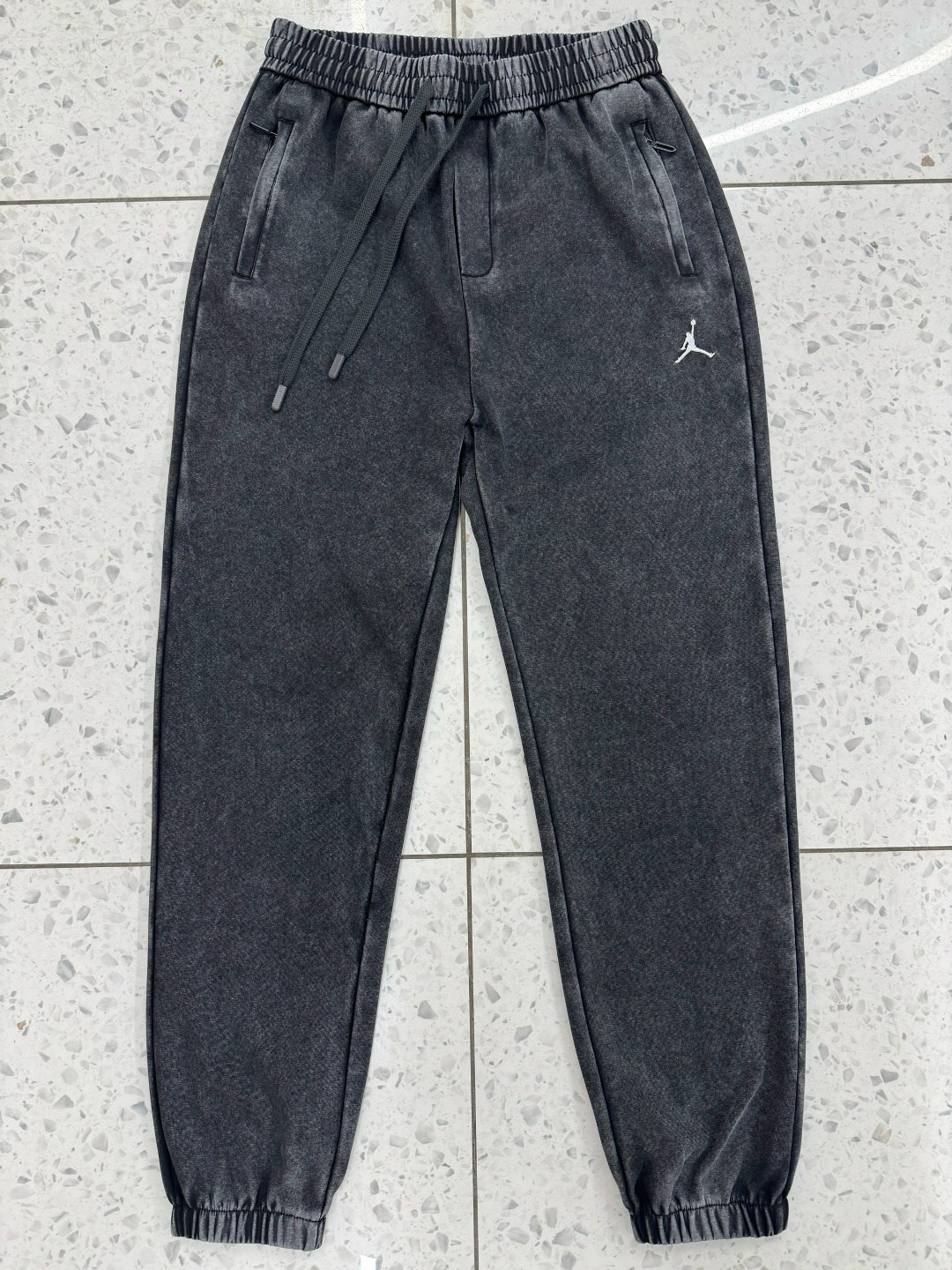 серый свитшот,мужские спортивные костюмы,штаны мужские спортивные,парни в серых спортивных штанах,спортивные штаны серые