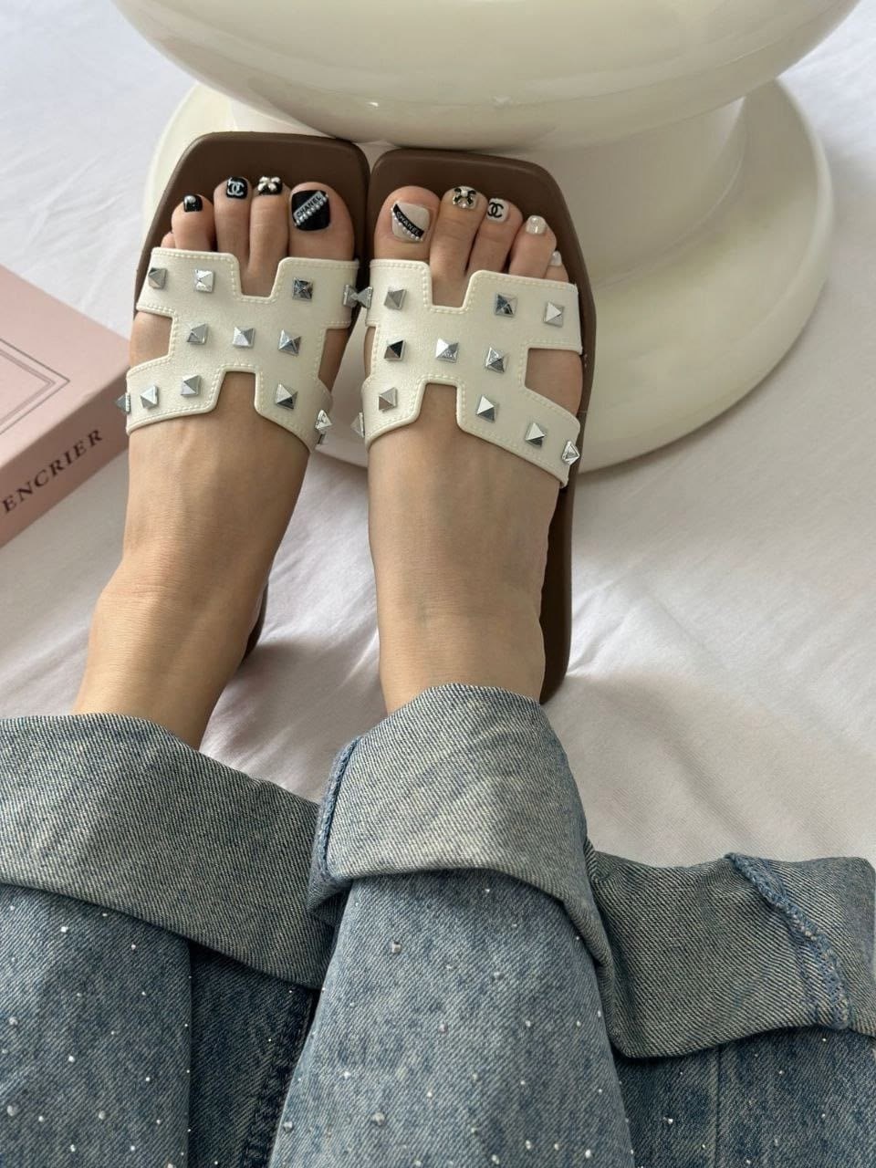 женские шлепанцы,,шлепки женские модные,модные шлепанцы,сандалии модные