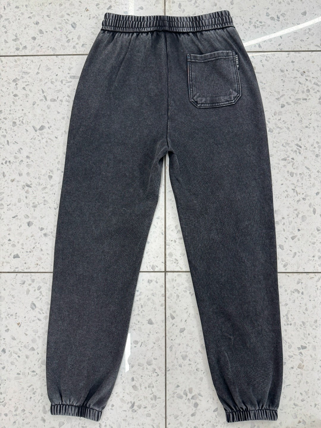 серый свитшот,мужские спортивные костюмы,штаны мужские спортивные,парни в серых спортивных штанах,спортивные штаны серые