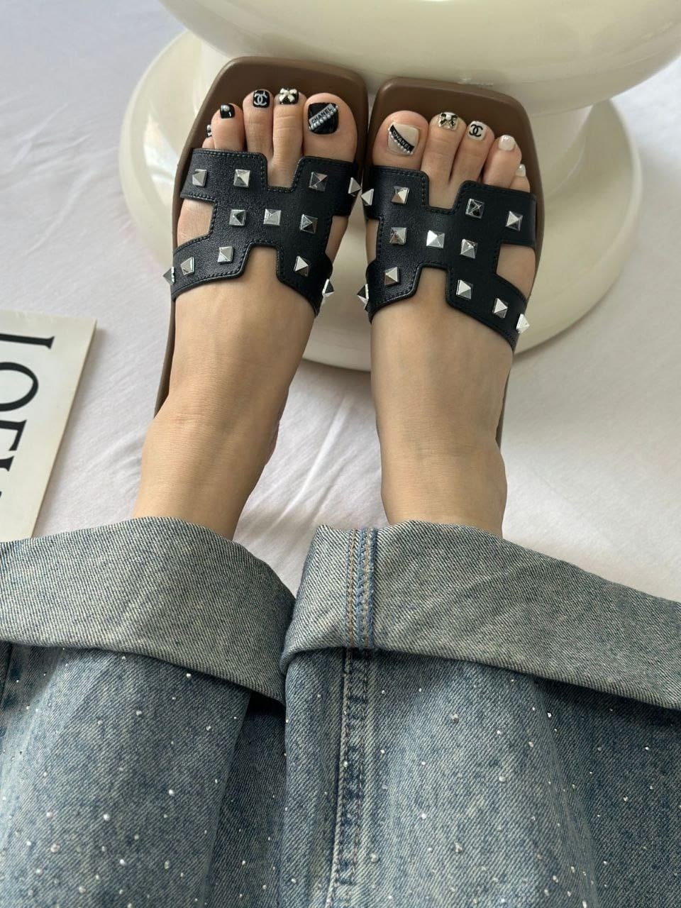 женские шлепанцы,,шлепки женские модные,модные шлепанцы,сандалии модные