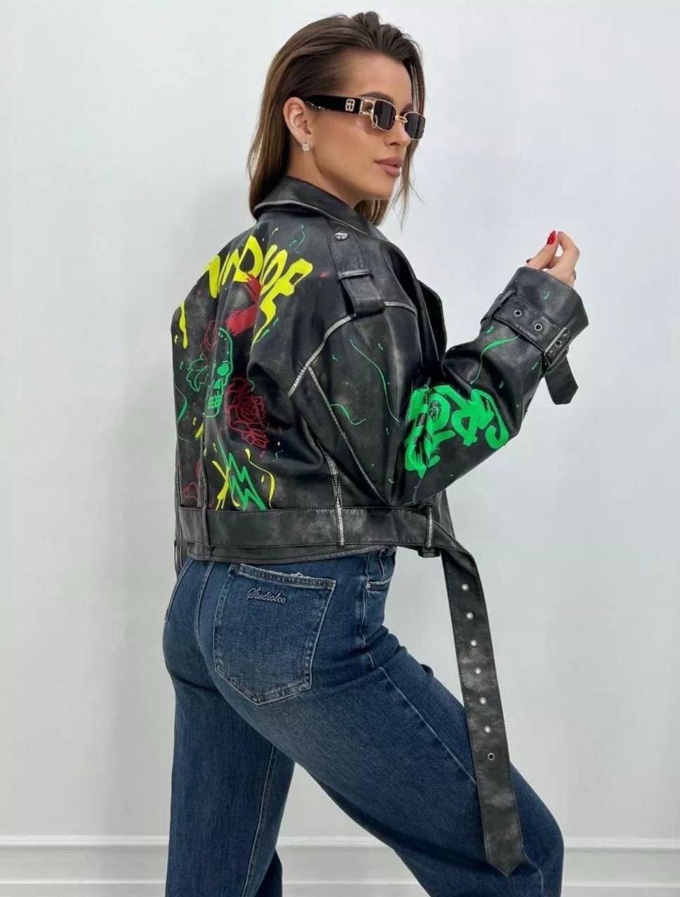 куртка косуха женская,женская косуха,косуха кожаная куртка оверсайз burhon style,косуха кожаная куртка весенняя,косуха укороченная с граффити marta & matteo