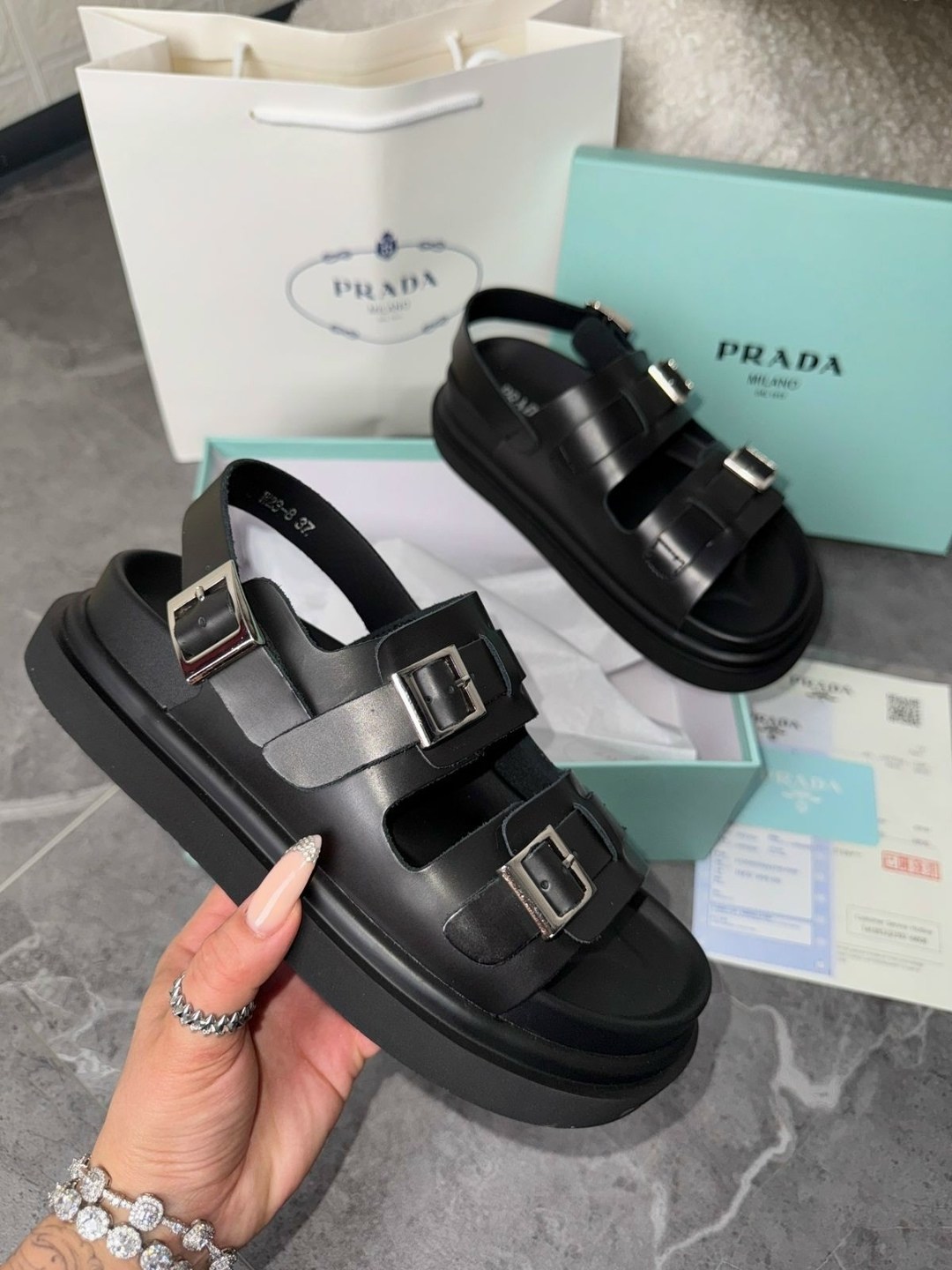 босоножки prada,сандалии prada,,кожаные сандалии prada,шлепанцы prada